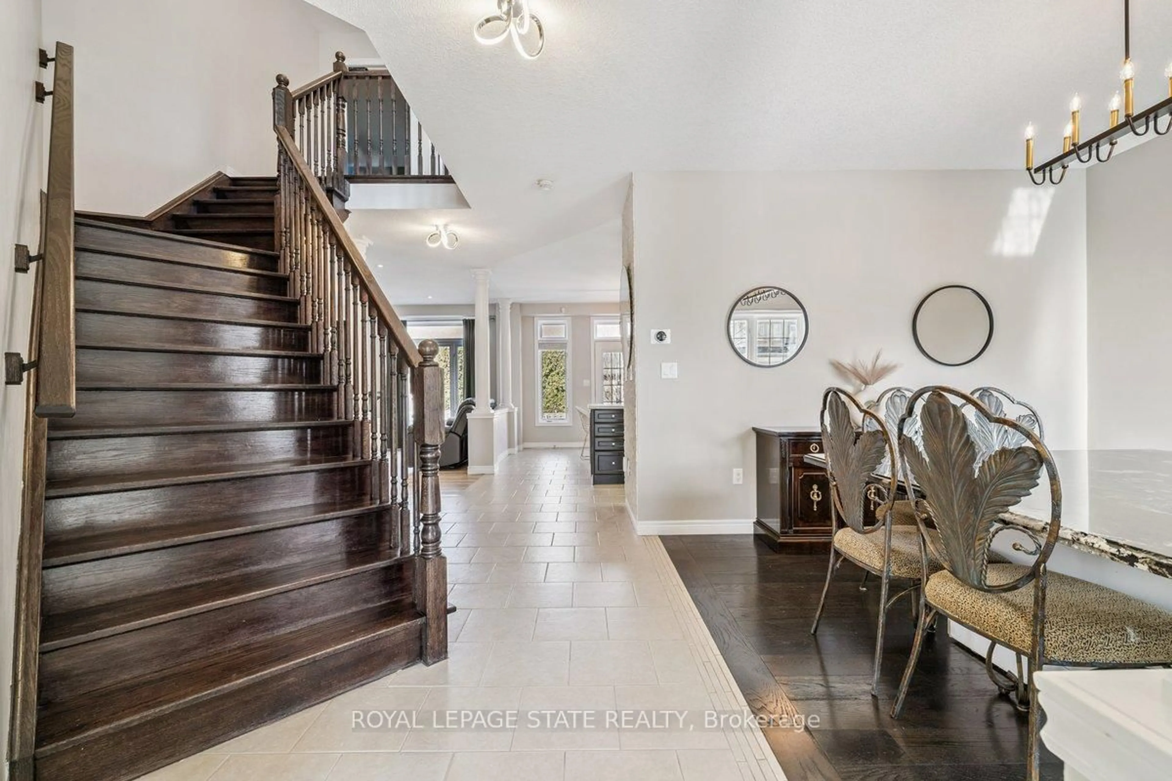 Indoor entryway for 77 Peach Tree Lane, Grimsby Ontario L3M 0C1