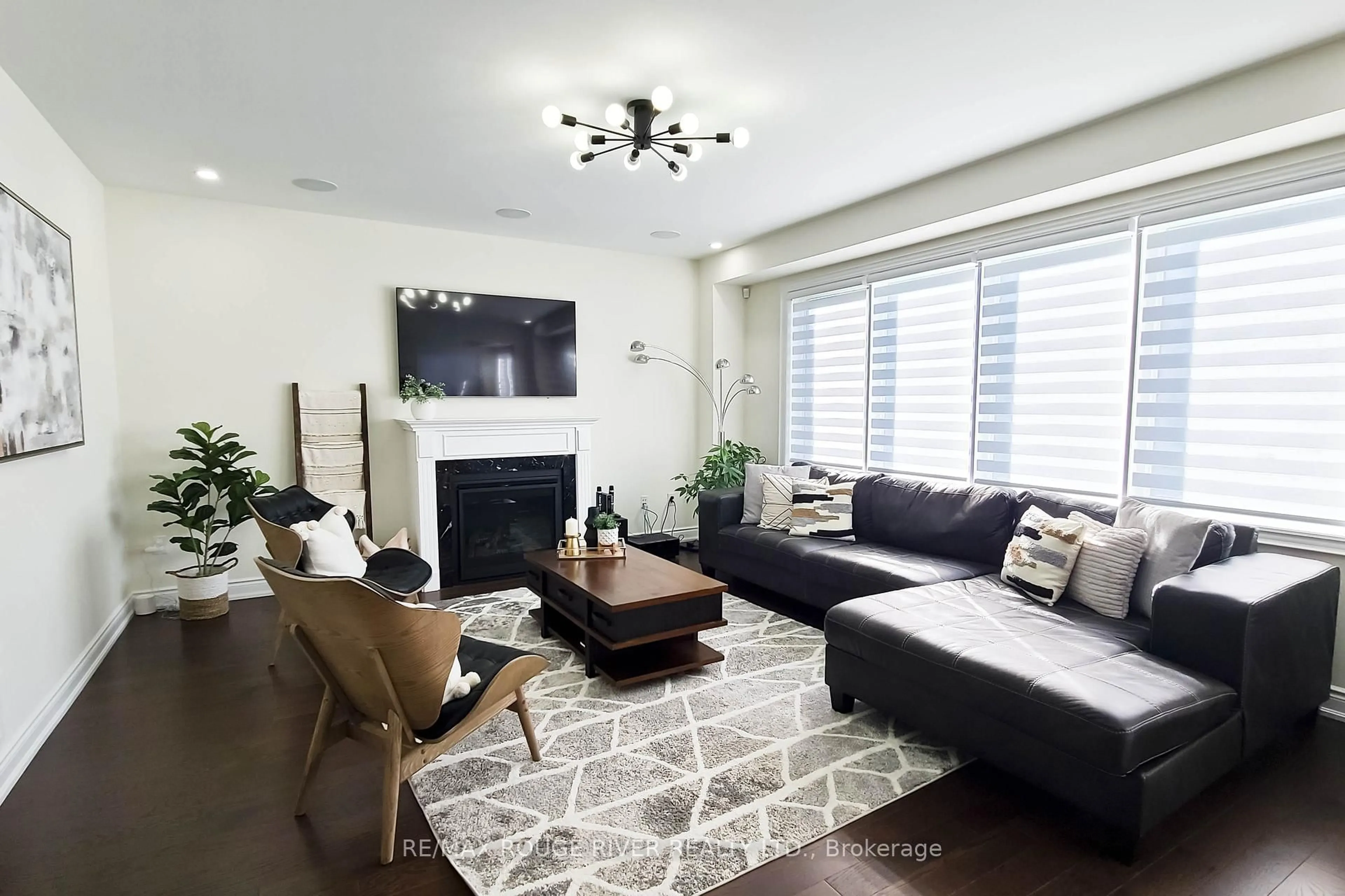 Living room with furniture, unknown for 54 Highlands Blvd, Cavan Monaghan Ontario L0A 1G0