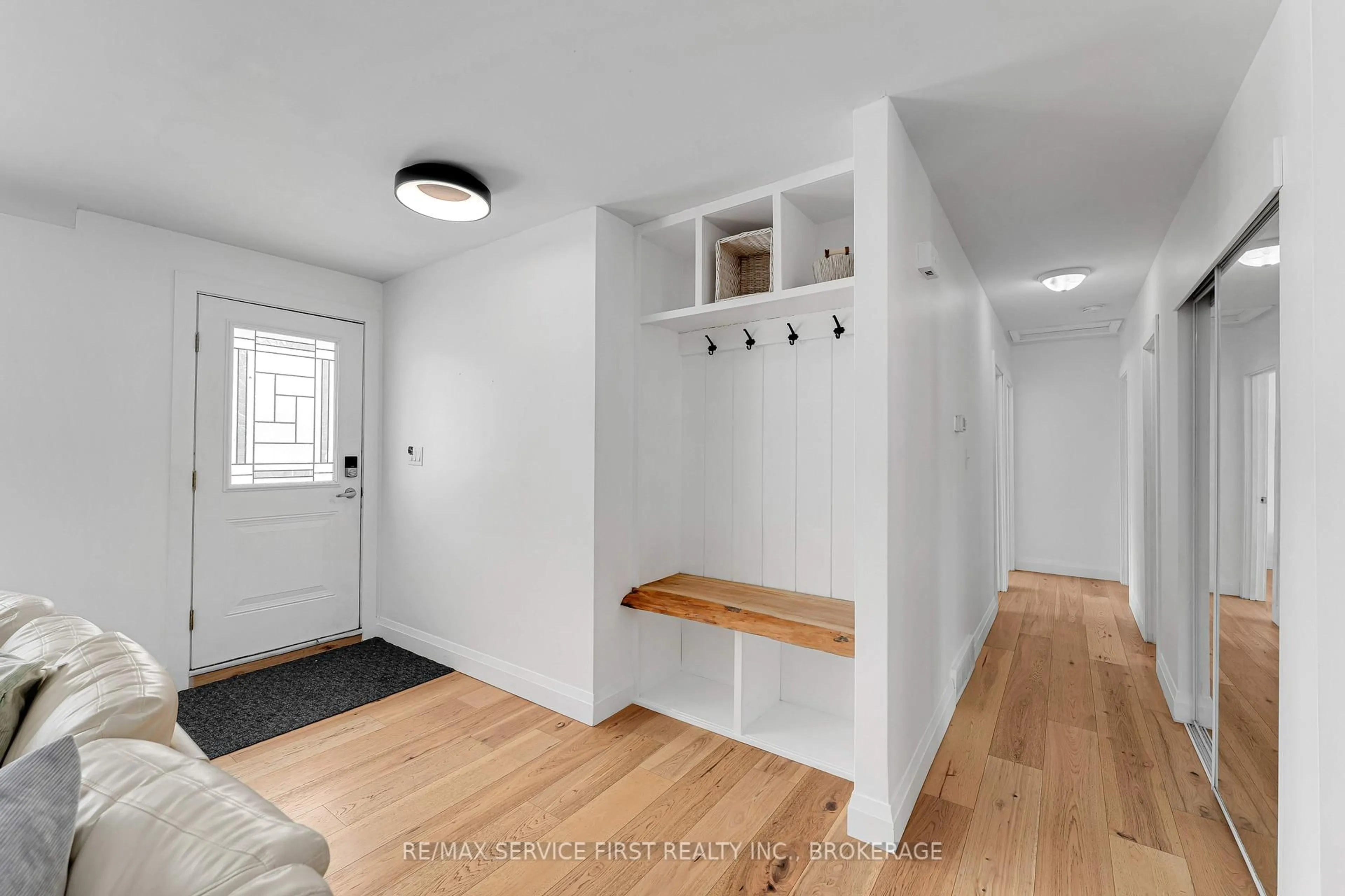 Indoor entryway for 1209 Lincoln Dr, Kingston Ontario K7M 4Z9