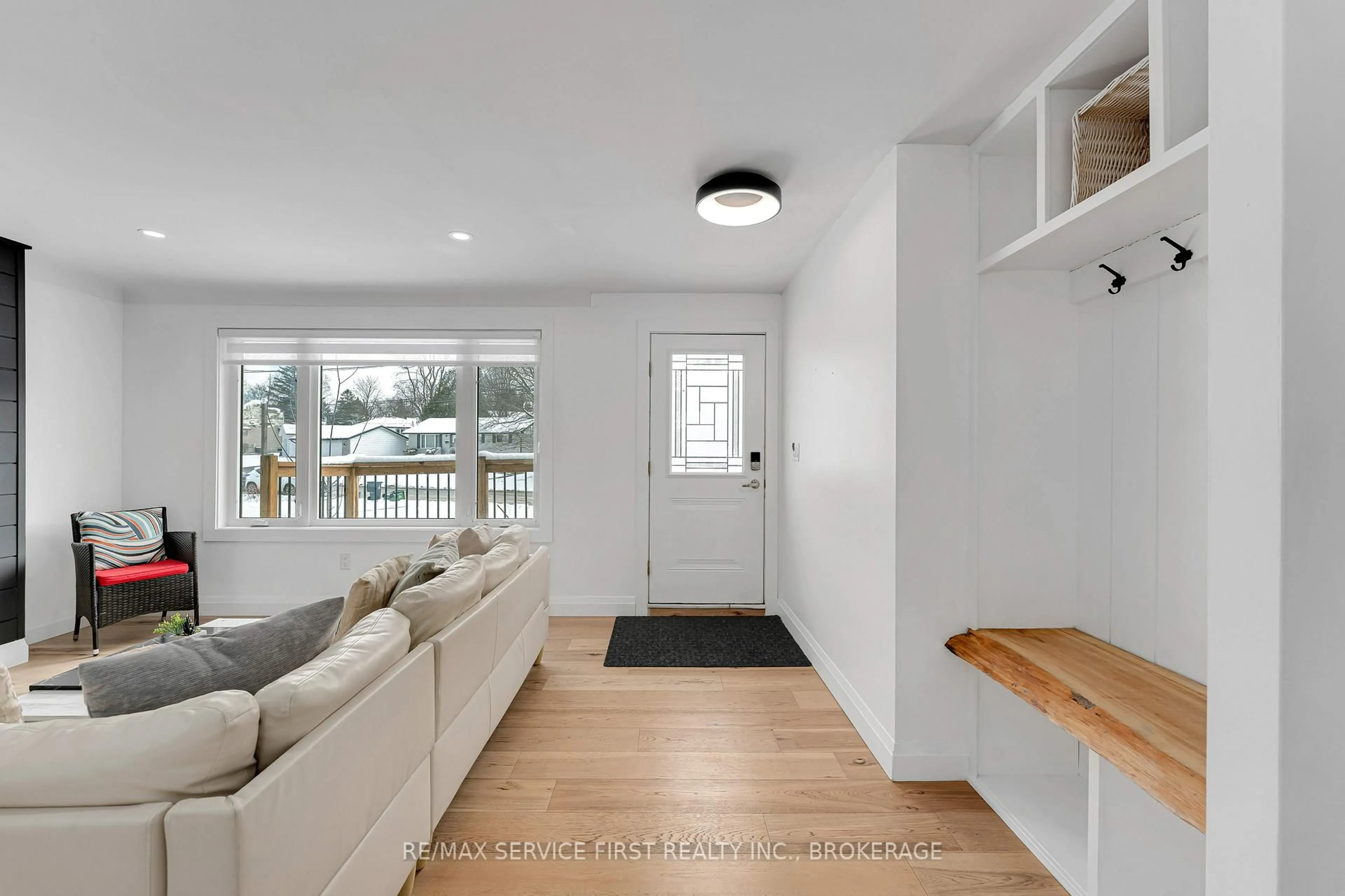 Indoor entryway for 1209 Lincoln Dr, Kingston Ontario K7M 4Z9