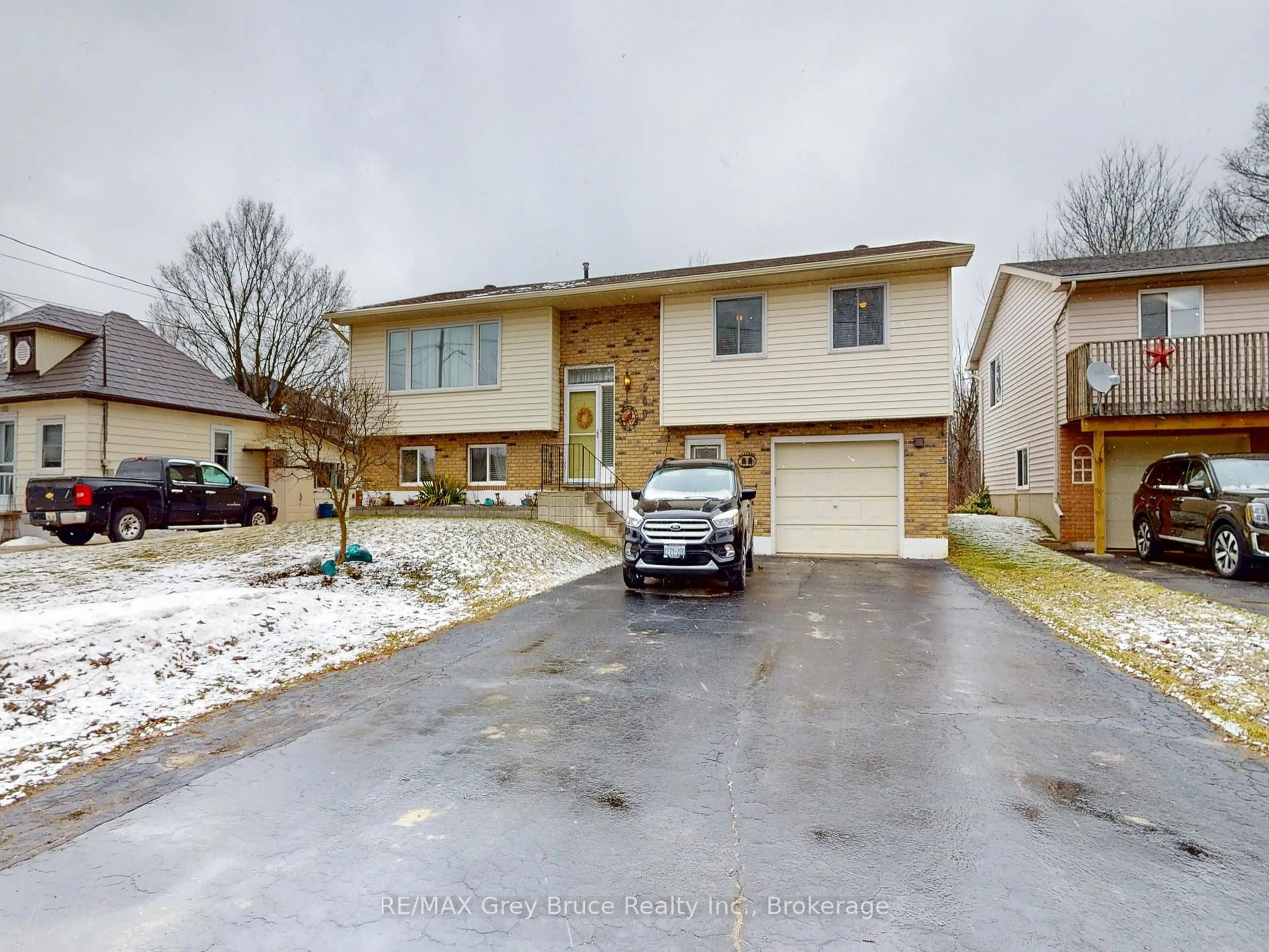 Unknown for 560 20th St, Owen Sound Ontario N4K 2B6