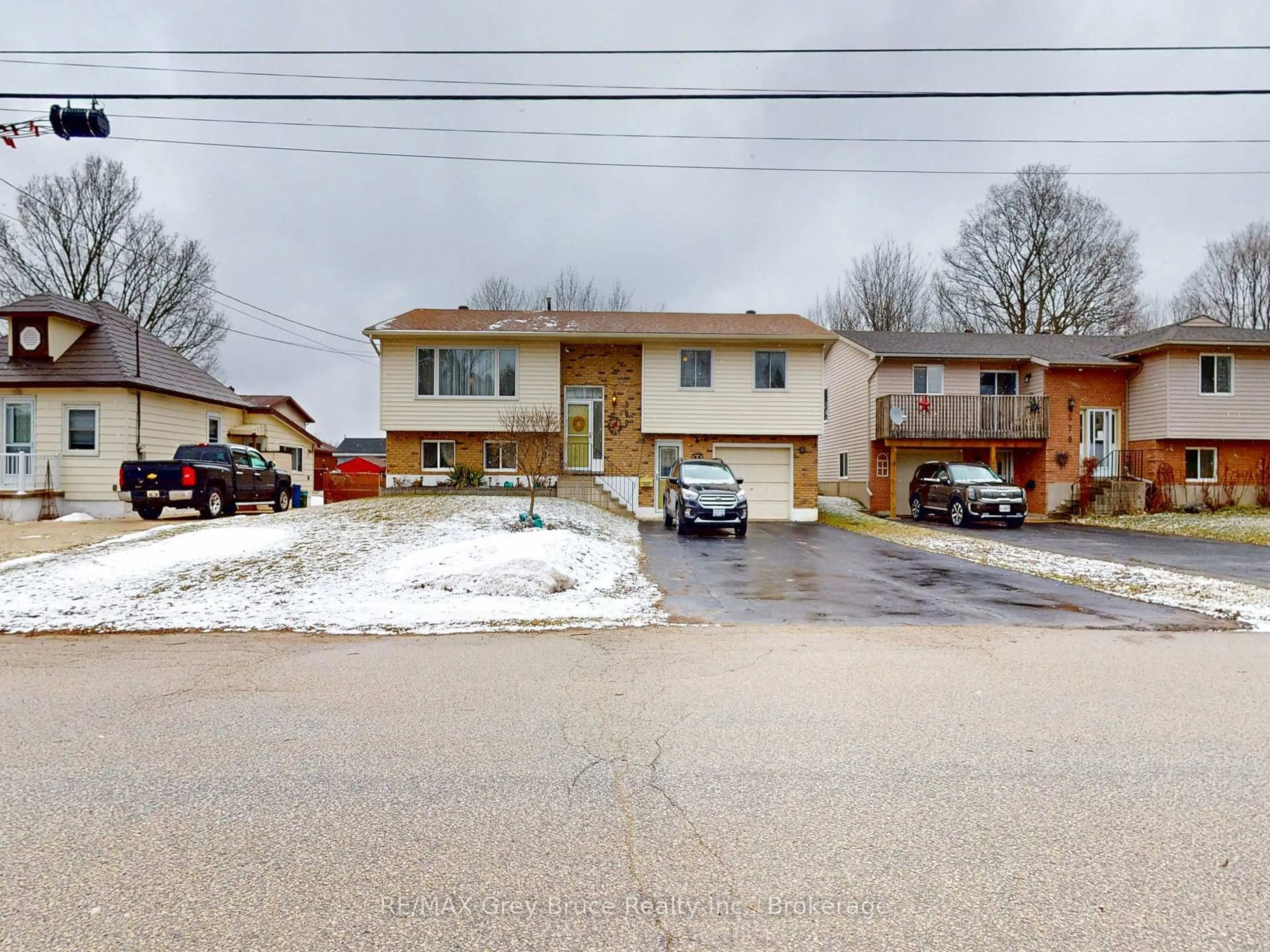Unknown for 560 20th St, Owen Sound Ontario N4K 2B6