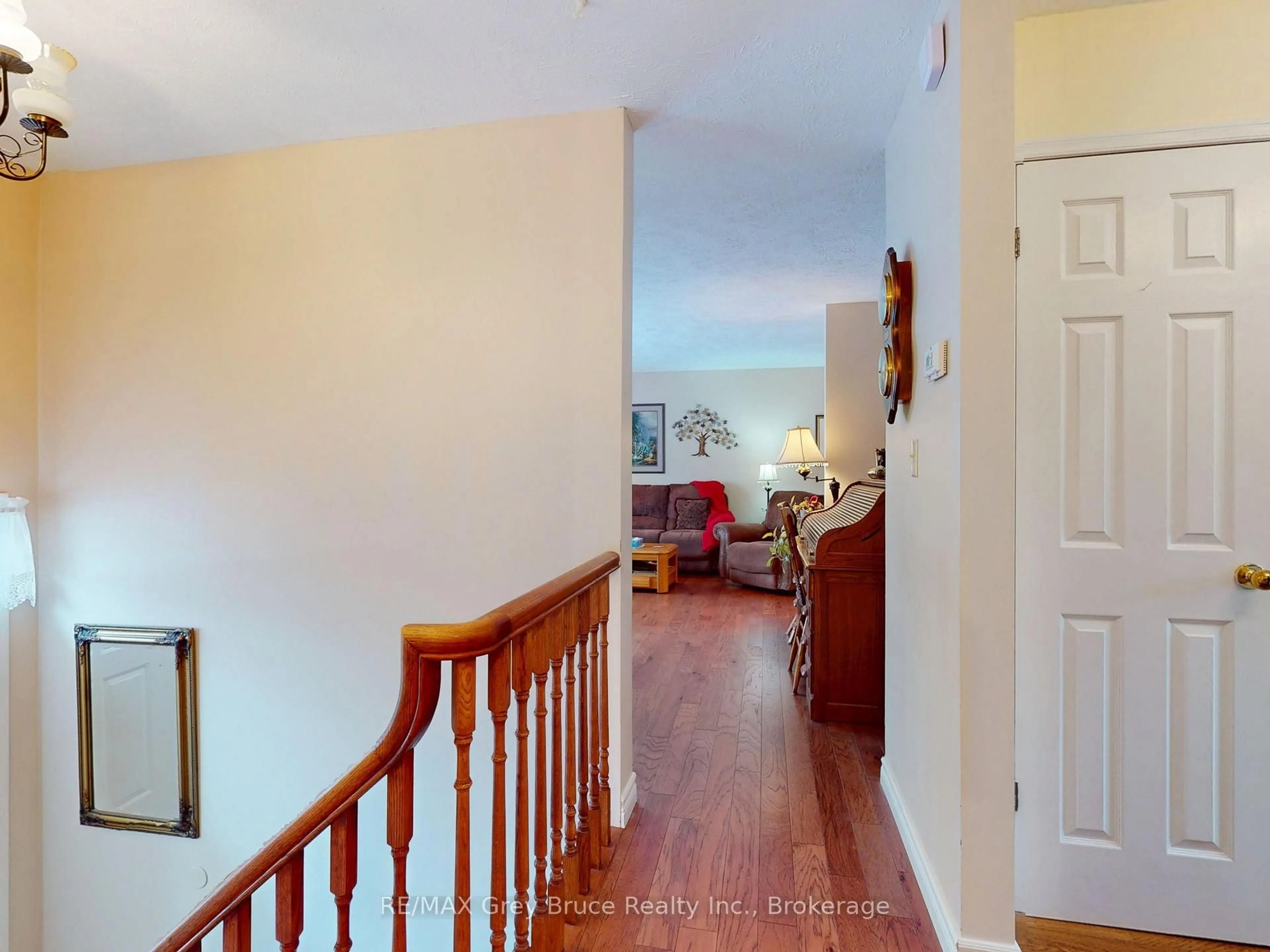 Indoor foyer for 560 20th St, Owen Sound Ontario N4K 2B6