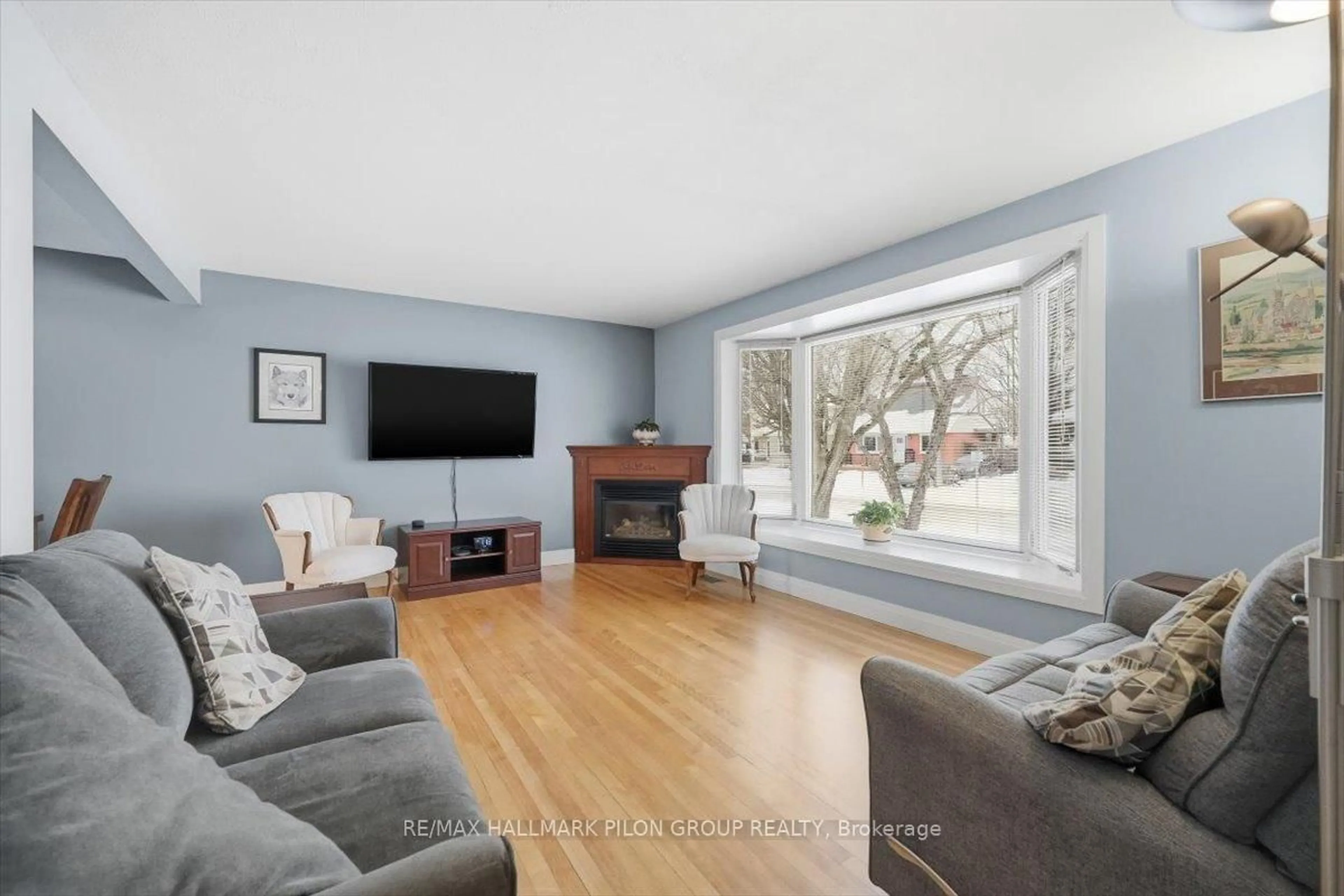 Living room with furniture, wood/laminate floor for 962 Weston Dr, Ottawa Ontario K1G 1X2