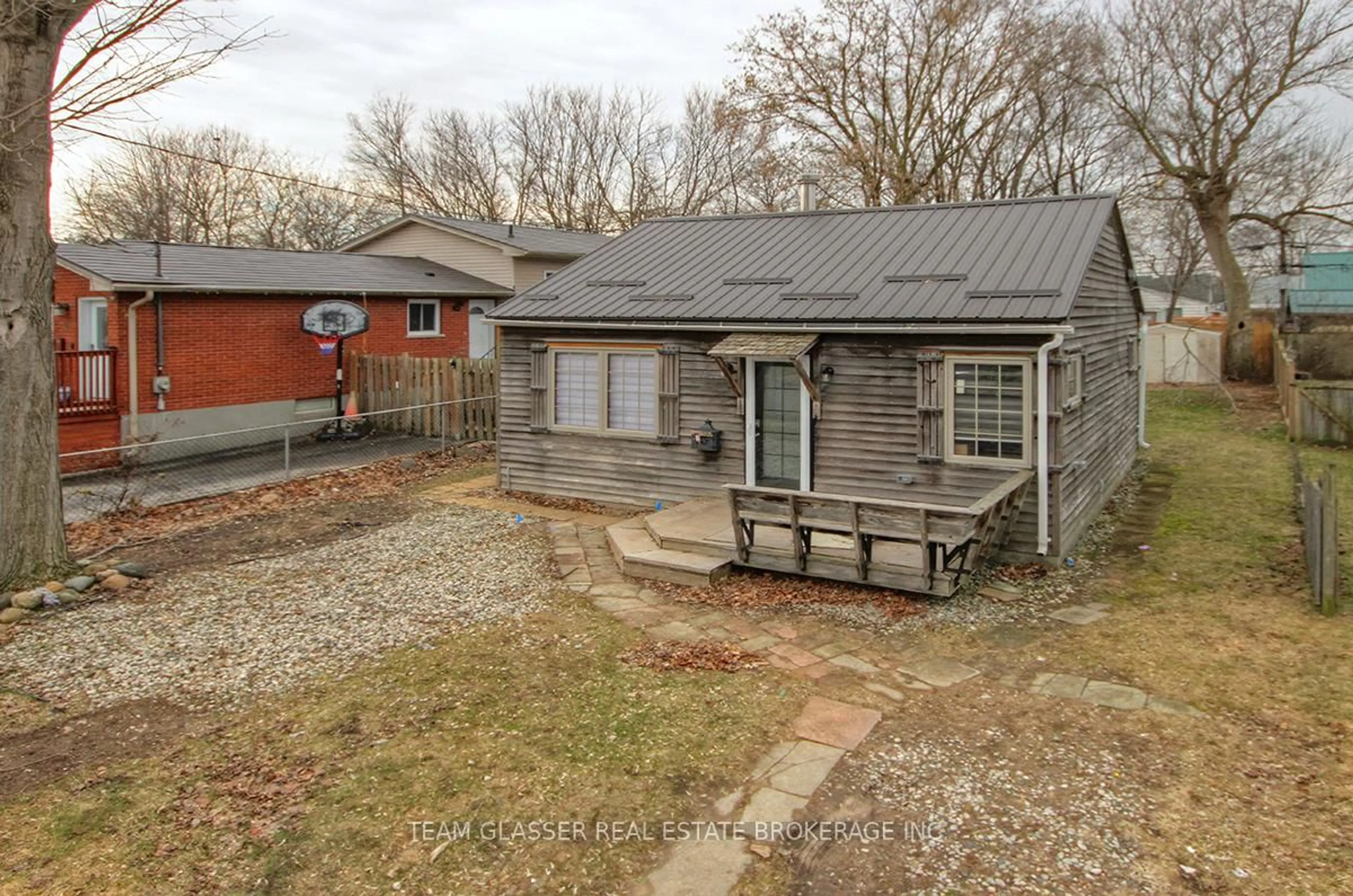 A pic from outside/outdoor area/front of a property/back of a property/a pic from drone, street for 173 Elgin St, London East Ontario N5Z 2T7