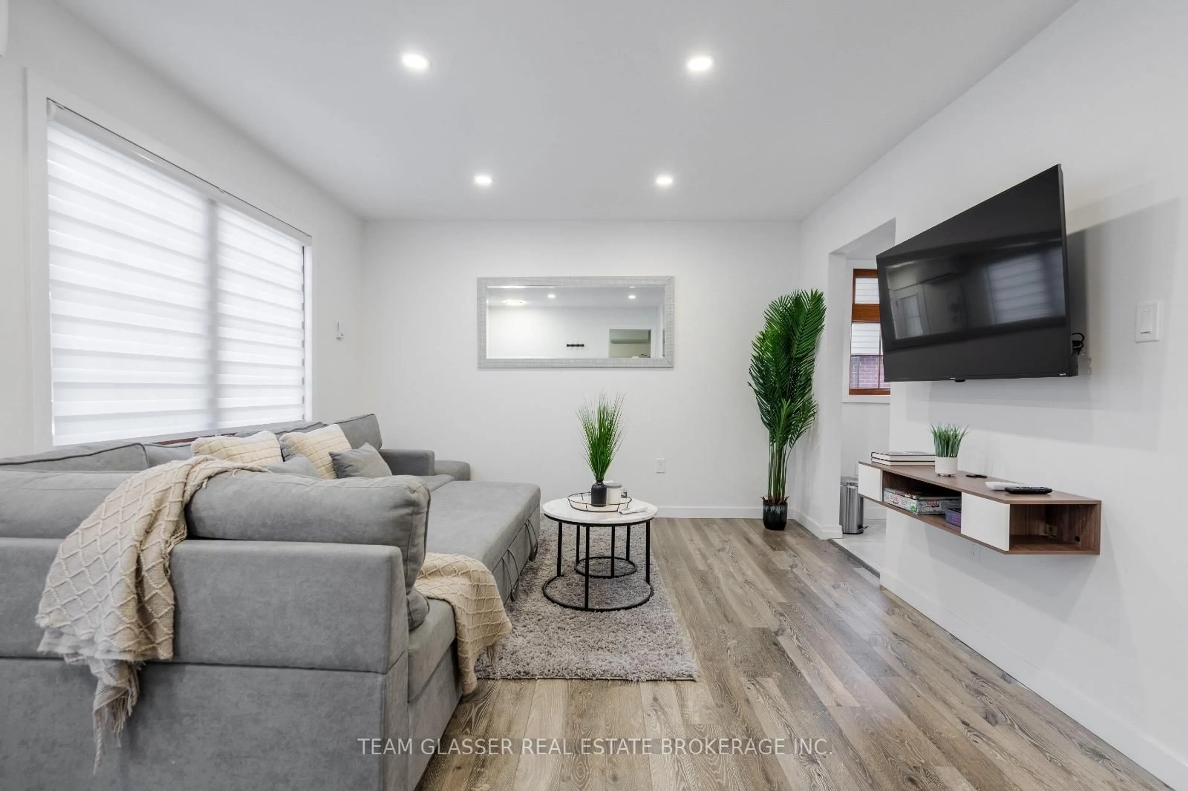 Living room with furniture, unknown for 173 Elgin St, London East Ontario N5Z 2T7