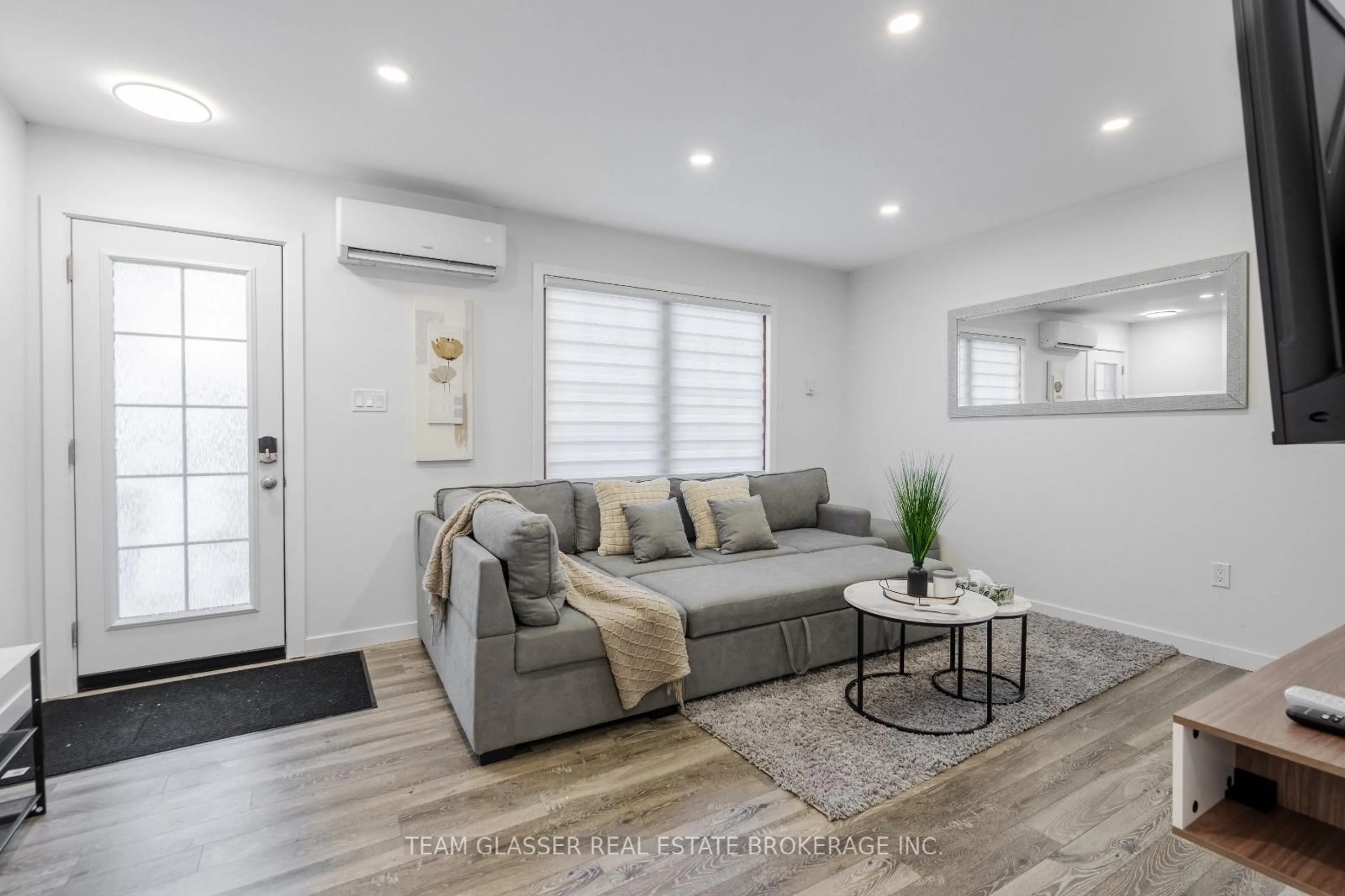 Living room with furniture, wood/laminate floor for 173 Elgin St, London East Ontario N5Z 2T7