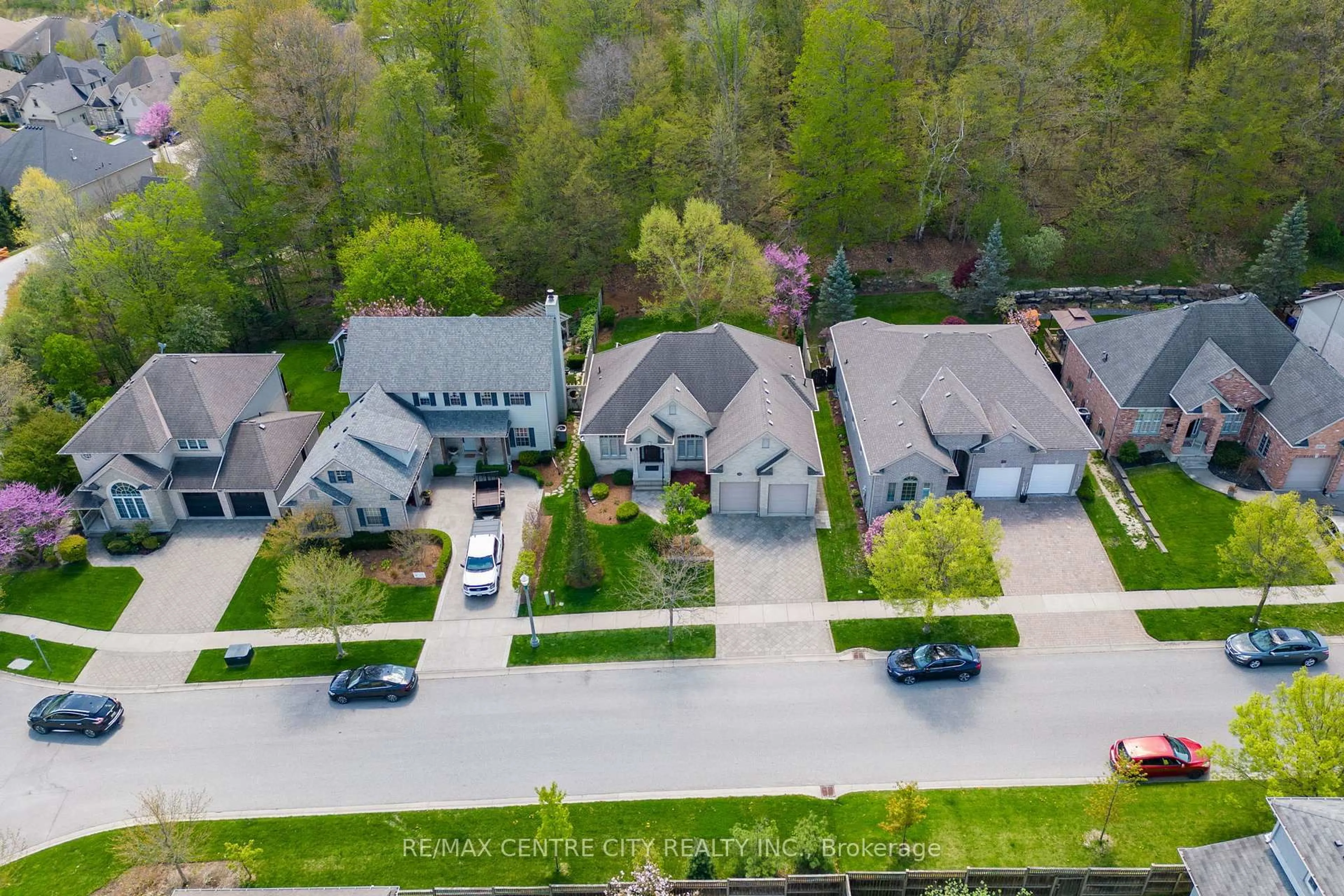 A pic from outside/outdoor area/front of a property/back of a property/a pic from drone, street for 1533 Shore Rd, London South Ontario N6K 4Z5