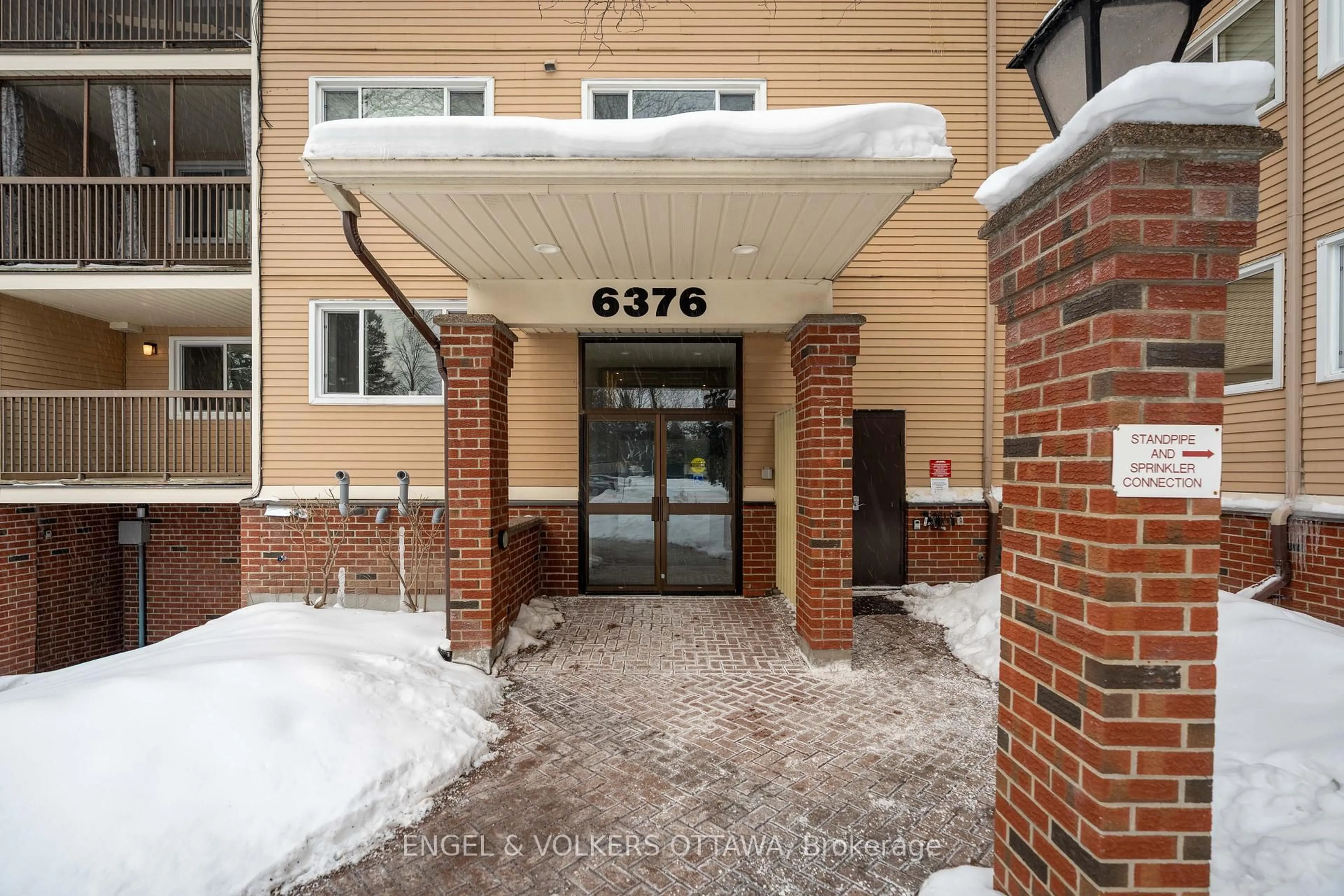 Indoor foyer for 6376 Bilberry Dr #201, Ottawa Ontario K1C 4P6