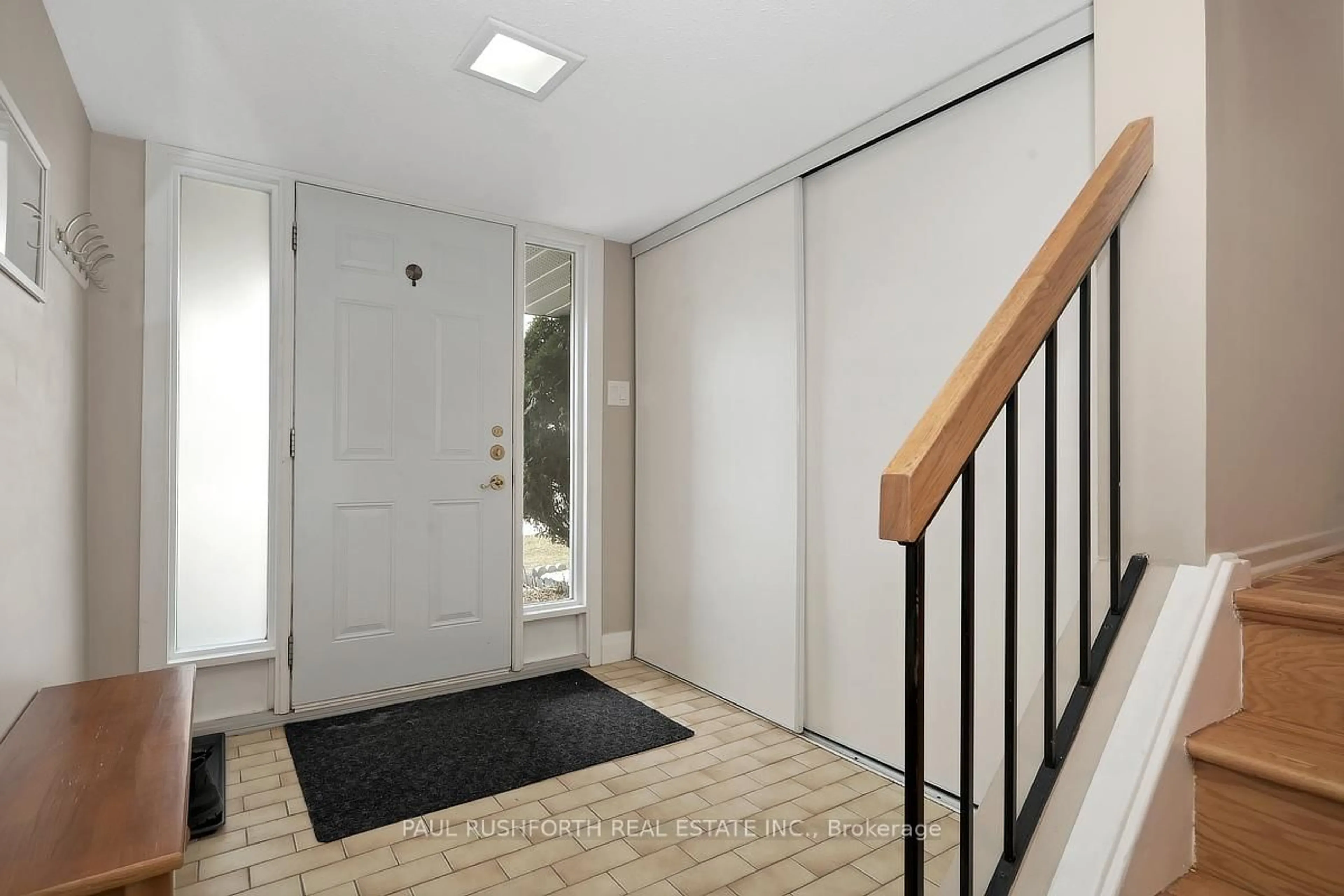 Indoor entryway for 3G Crestlea Cres, Ottawa Ontario K2G 4N1