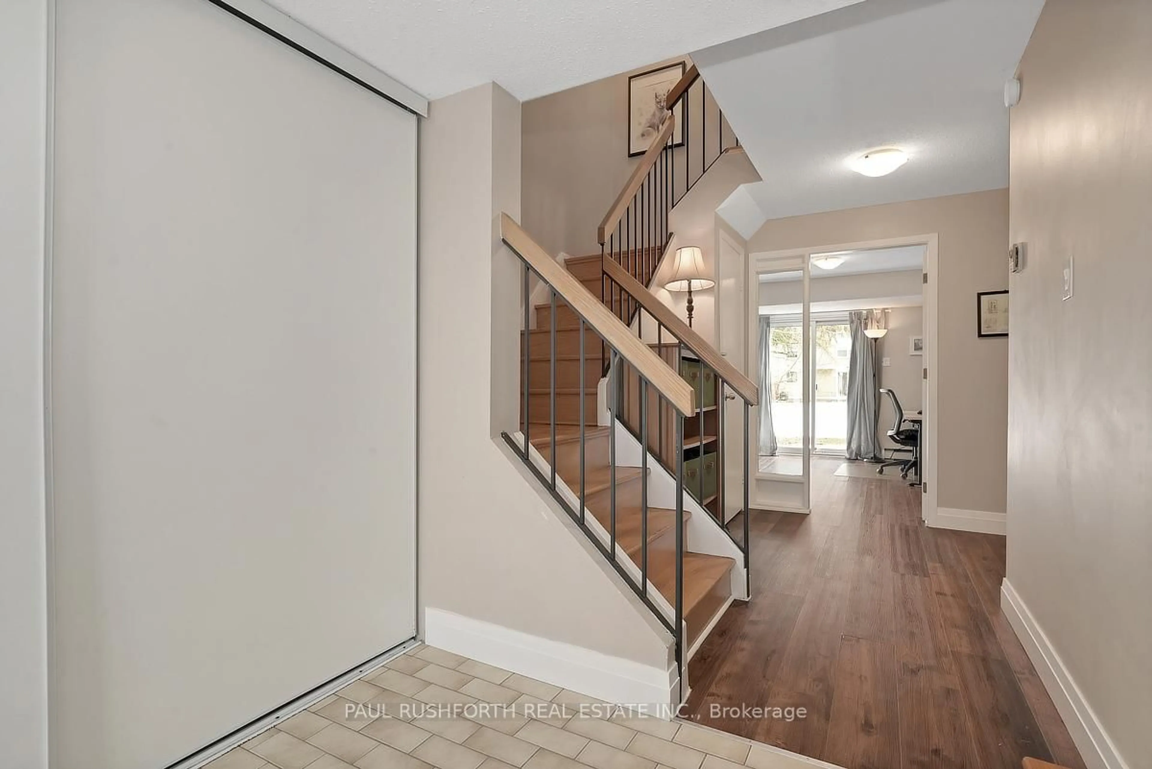 Indoor entryway for 3G Crestlea Cres, Ottawa Ontario K2G 4N1