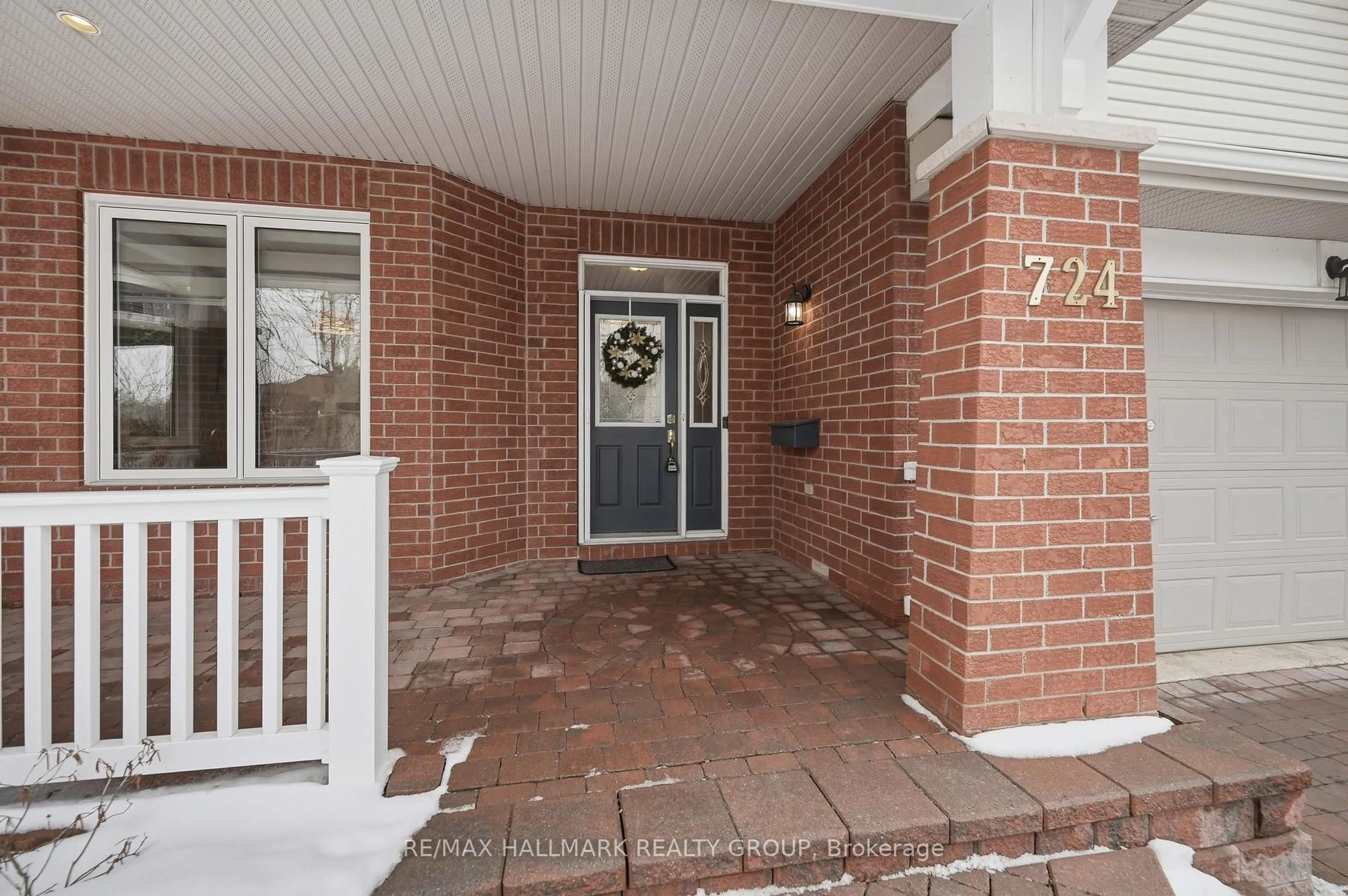 Indoor entryway for 724 Long Point Circ, Ottawa Ontario K1T 4E9
