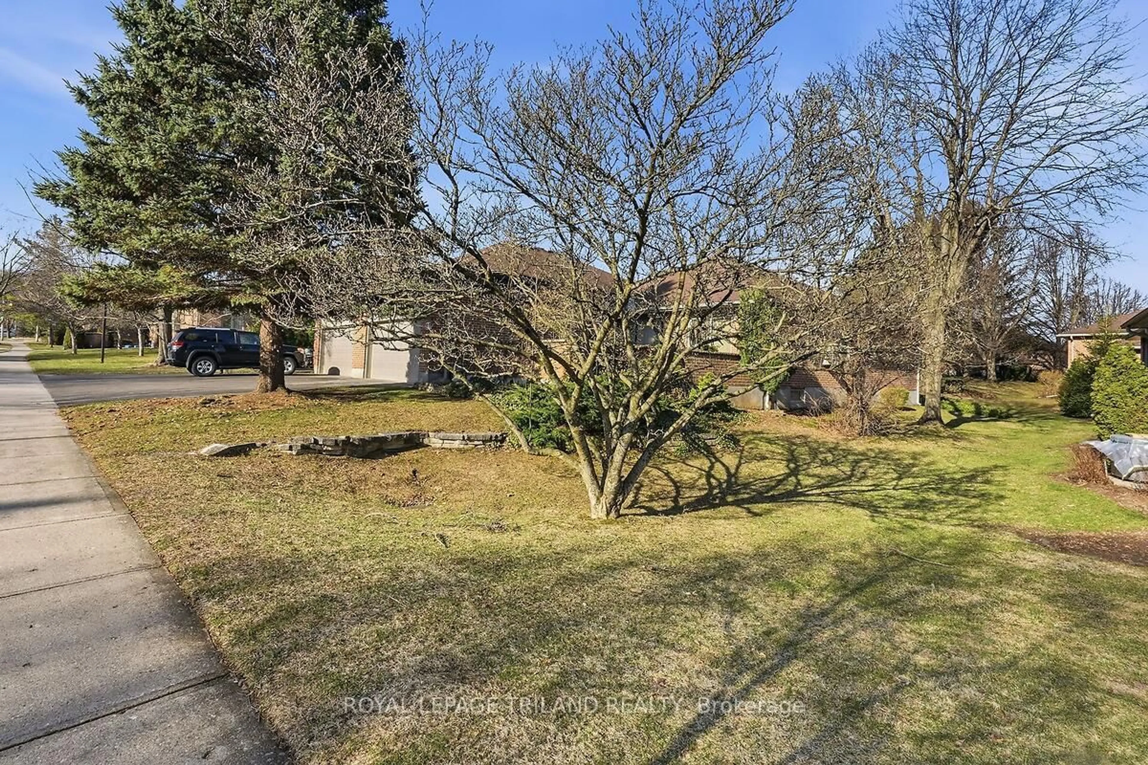 A pic from outside/outdoor area/front of a property/back of a property/a pic from drone, forest/trees view for 5 Cadeau Terr #27, London South Ontario N6K 4H1