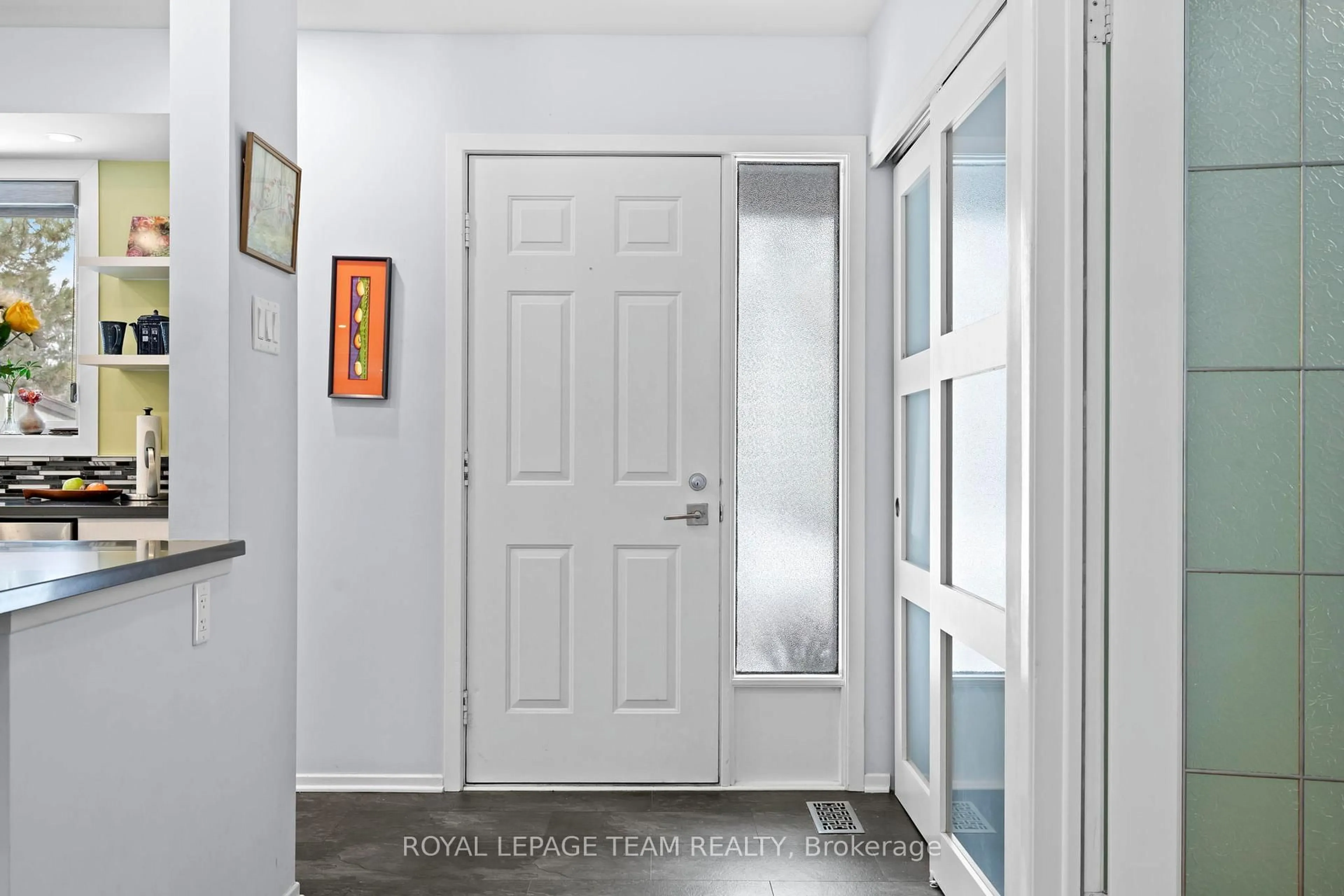 Indoor entryway for 6 Kittansett Crt, Ottawa Ontario K2S 1B9