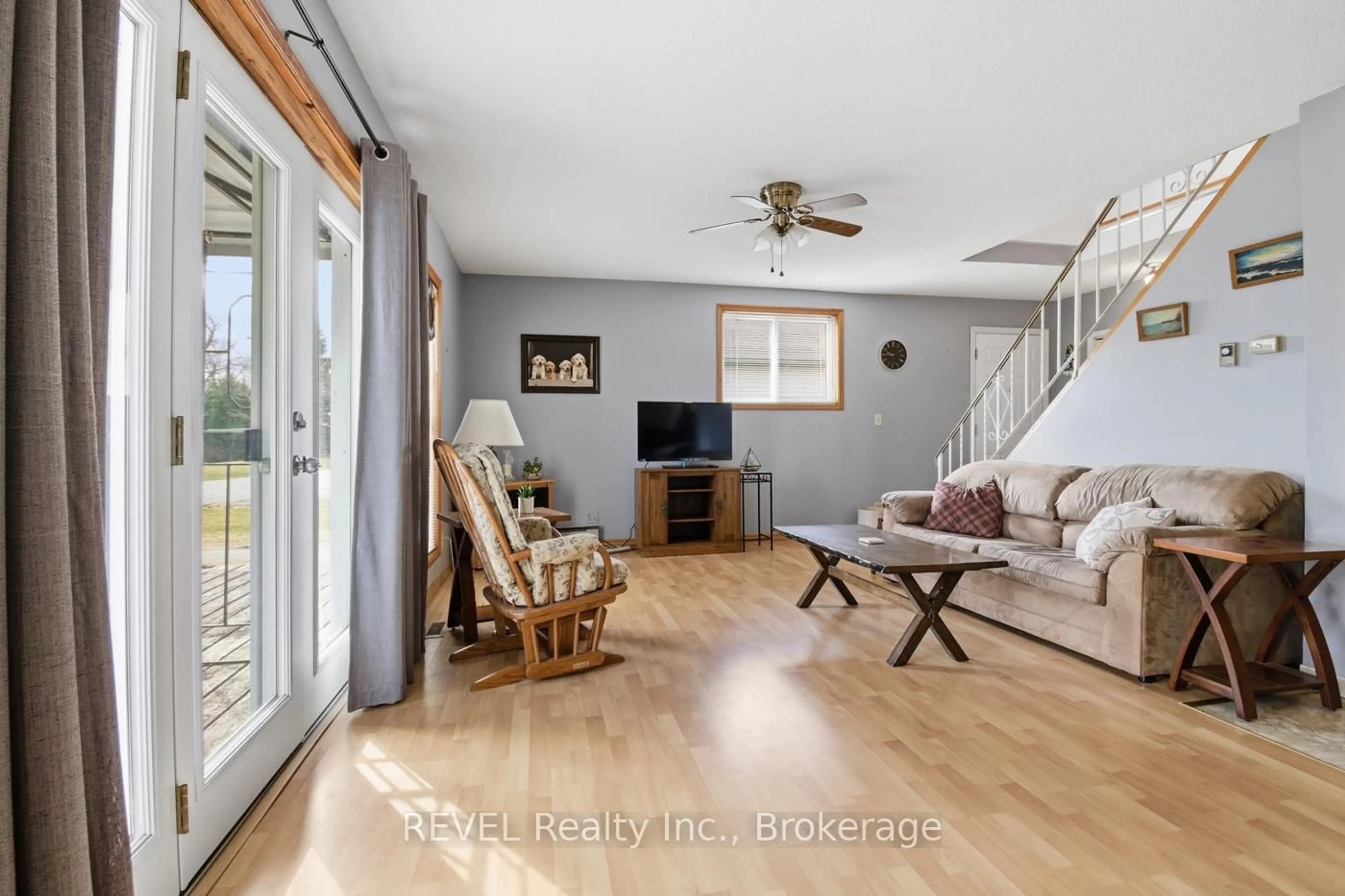 Living room with furniture, wood/laminate floor for 2757 North Shore Drive Dr, Haldimand Ontario N0A 1K0