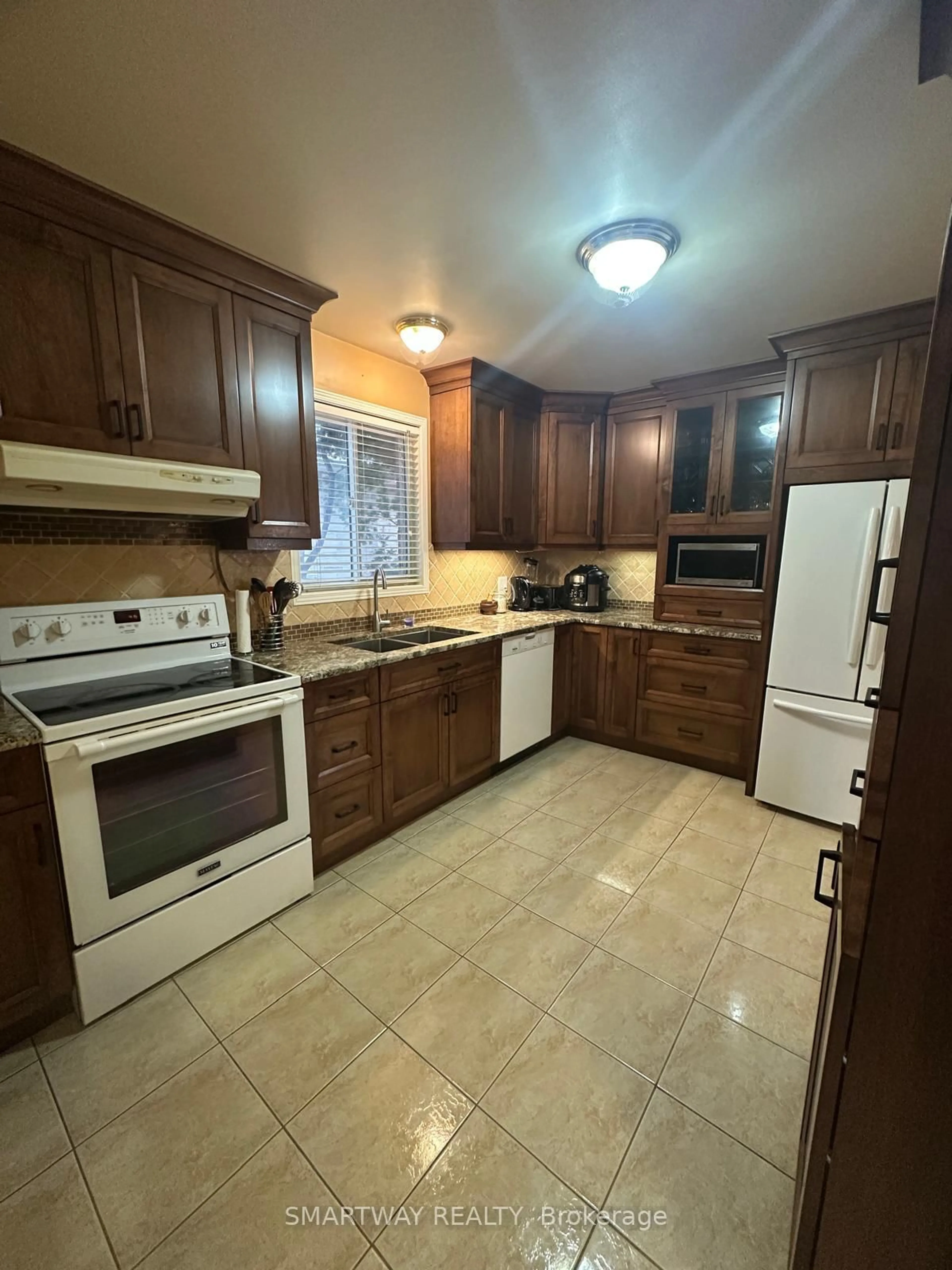 Standard kitchen, ceramic/tile floor for 646 Ridgeview Dr, London East Ontario N5Y 5T8