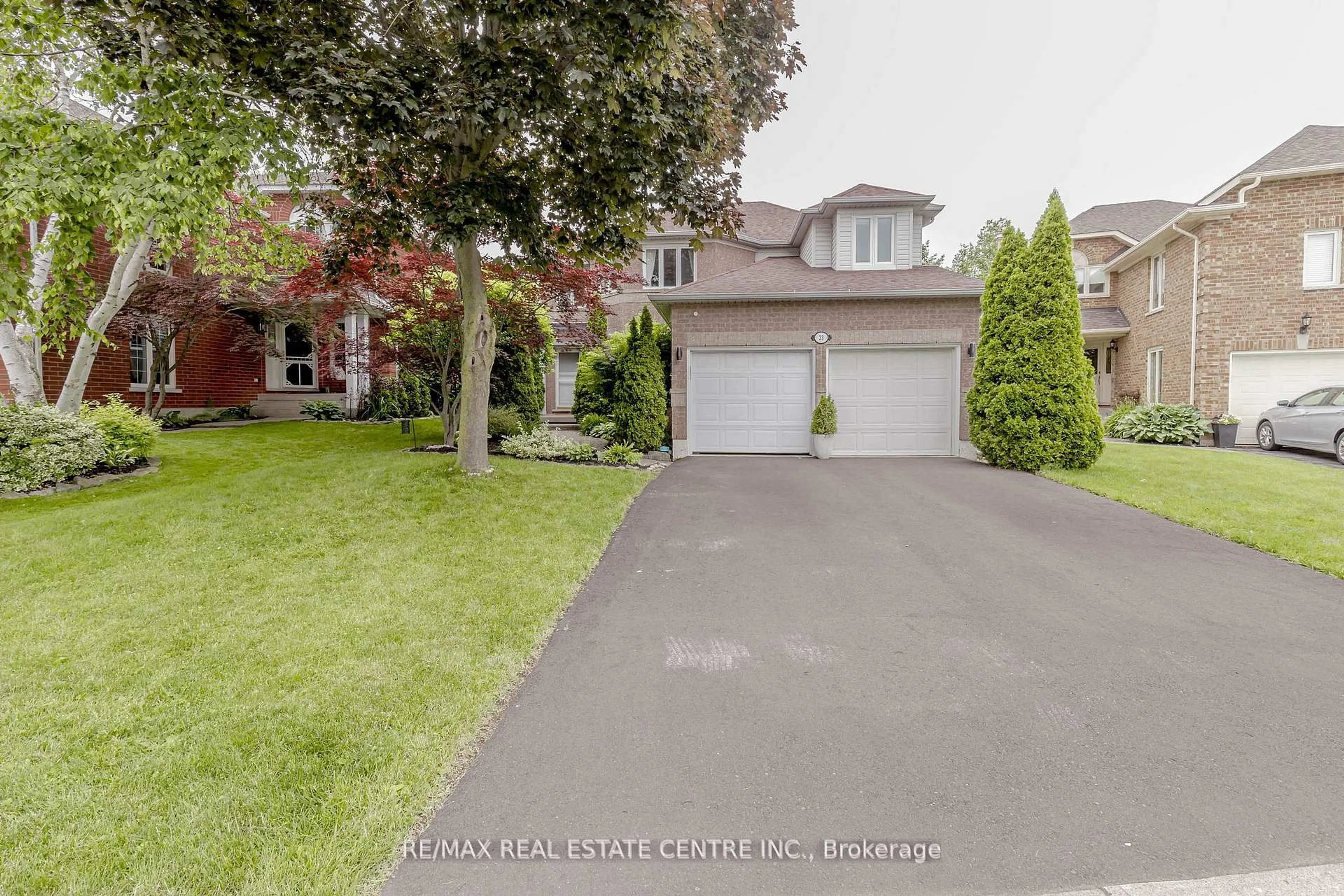 A pic from outside/outdoor area/front of a property/back of a property/a pic from drone, street for 33 Strathroy Cres, Hamilton Ontario L8B 0K9