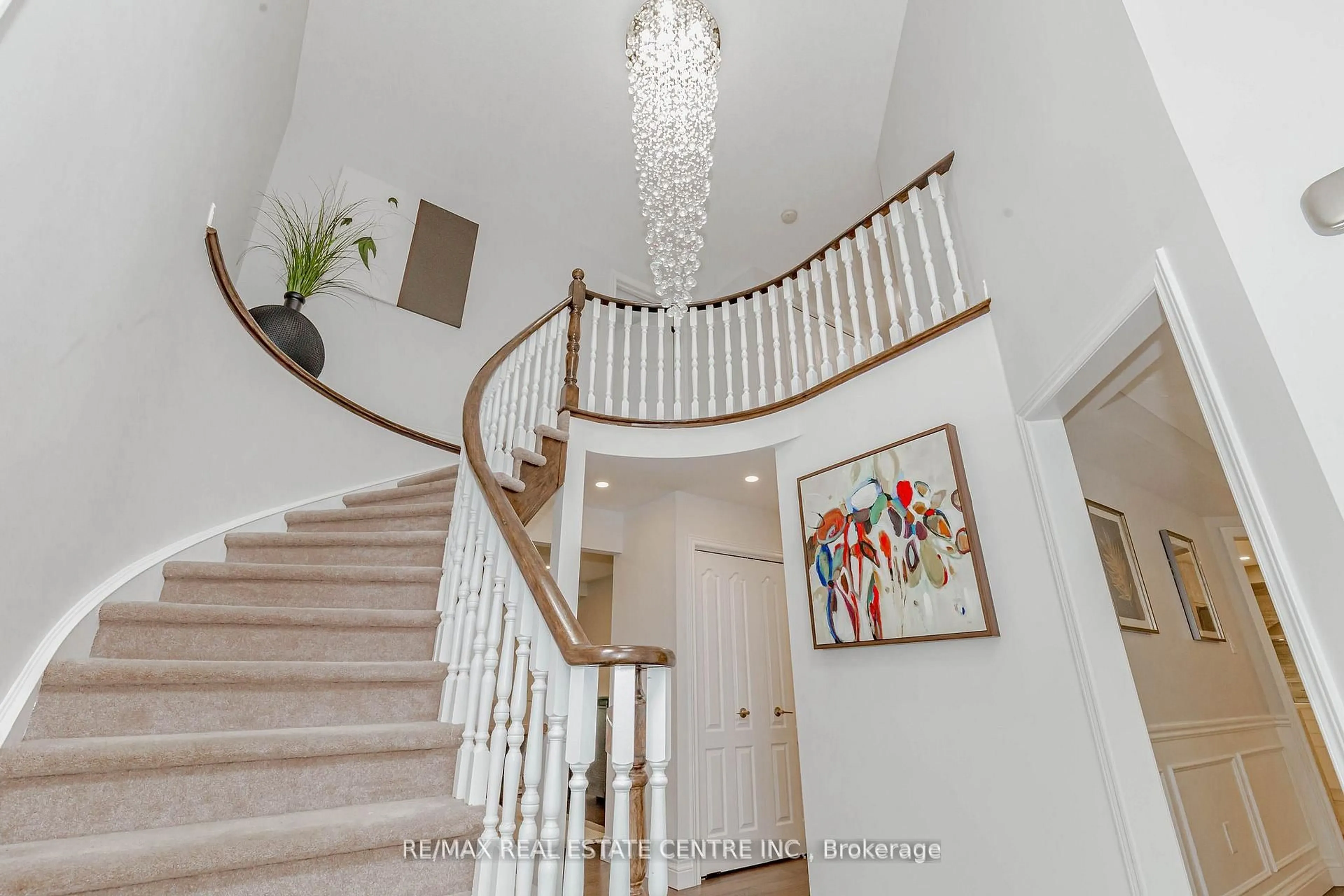 Unknown for 33 Strathroy Cres, Hamilton Ontario L8B 0K9