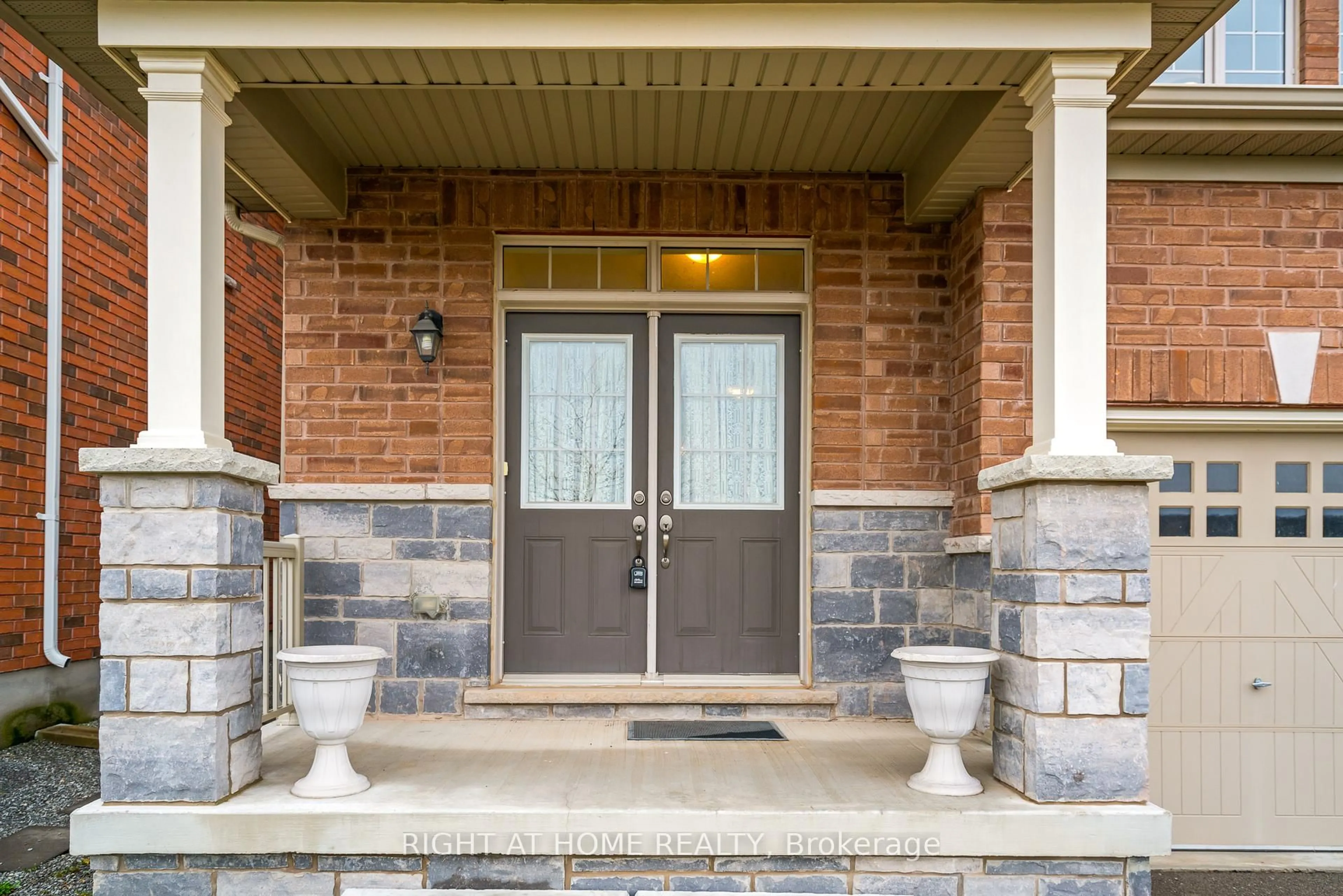 Indoor entryway for 318 Concession 3 Rd, Niagara-on-the-Lake Ontario L0S 1J1