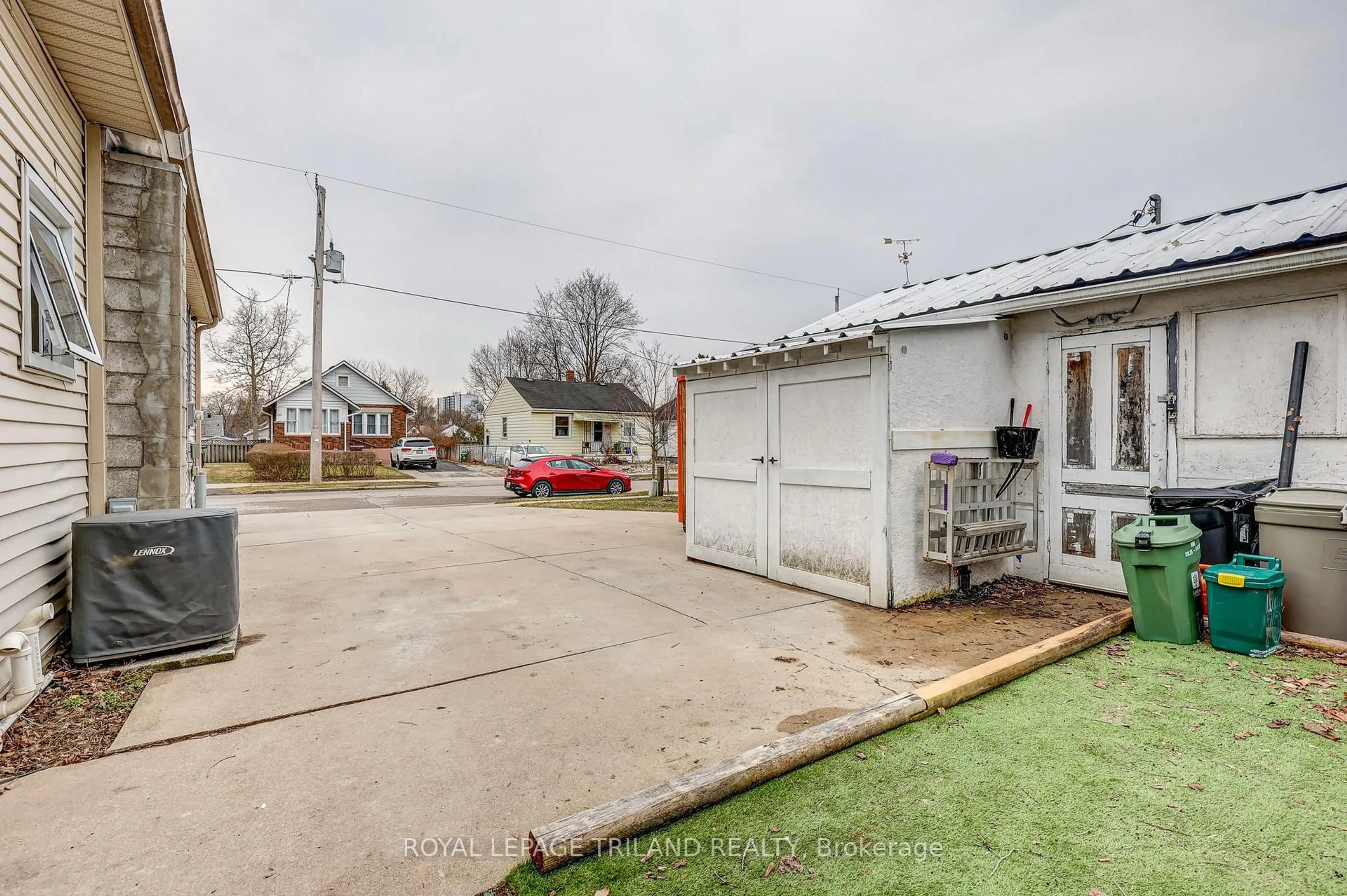 A pic from outside/outdoor area/front of a property/back of a property/a pic from drone, street for 70 Homan St, London East Ontario N5Z 1A8