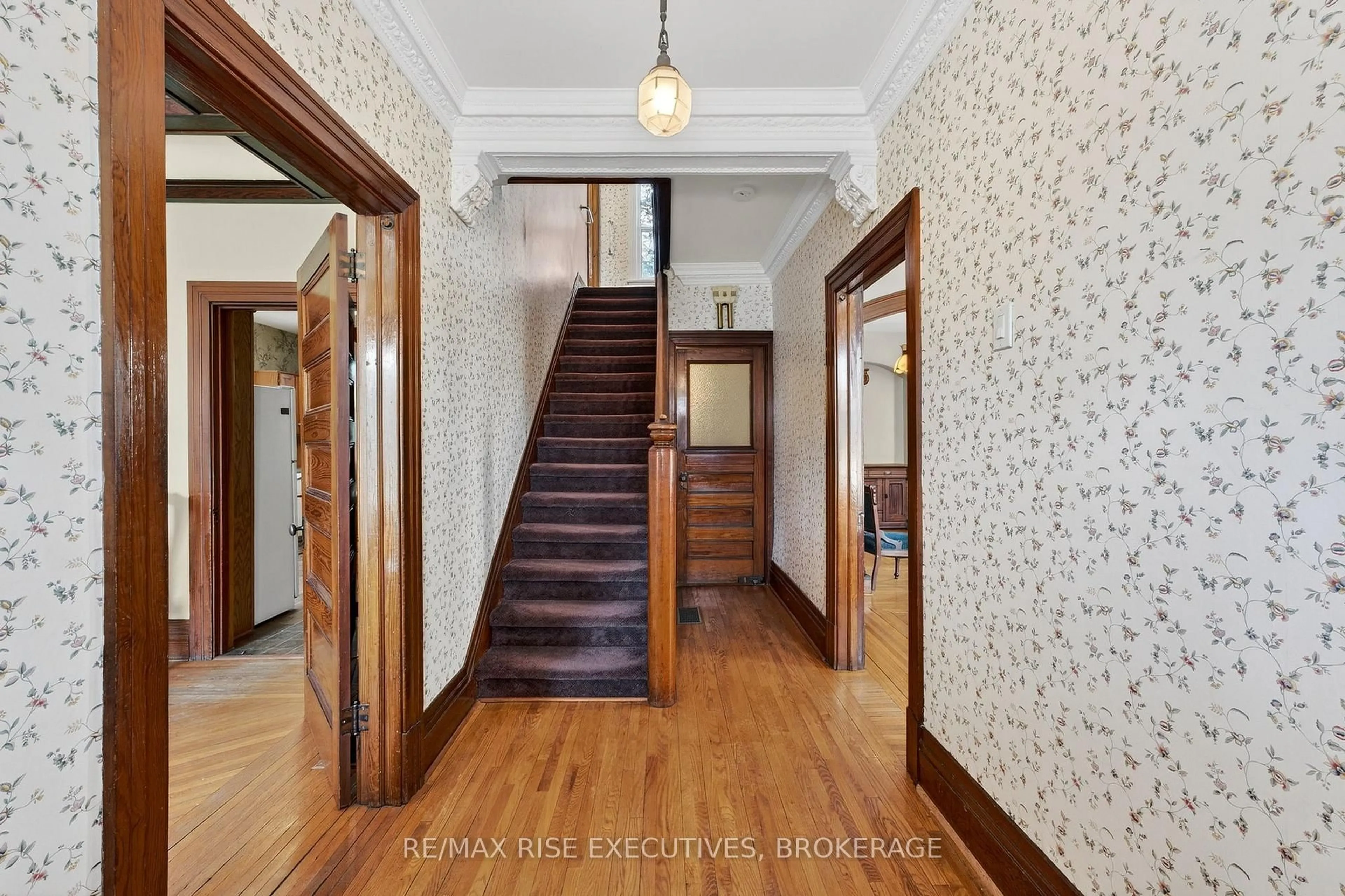 Indoor foyer for 315 Earl St, Kingston Ontario K7L 2J3