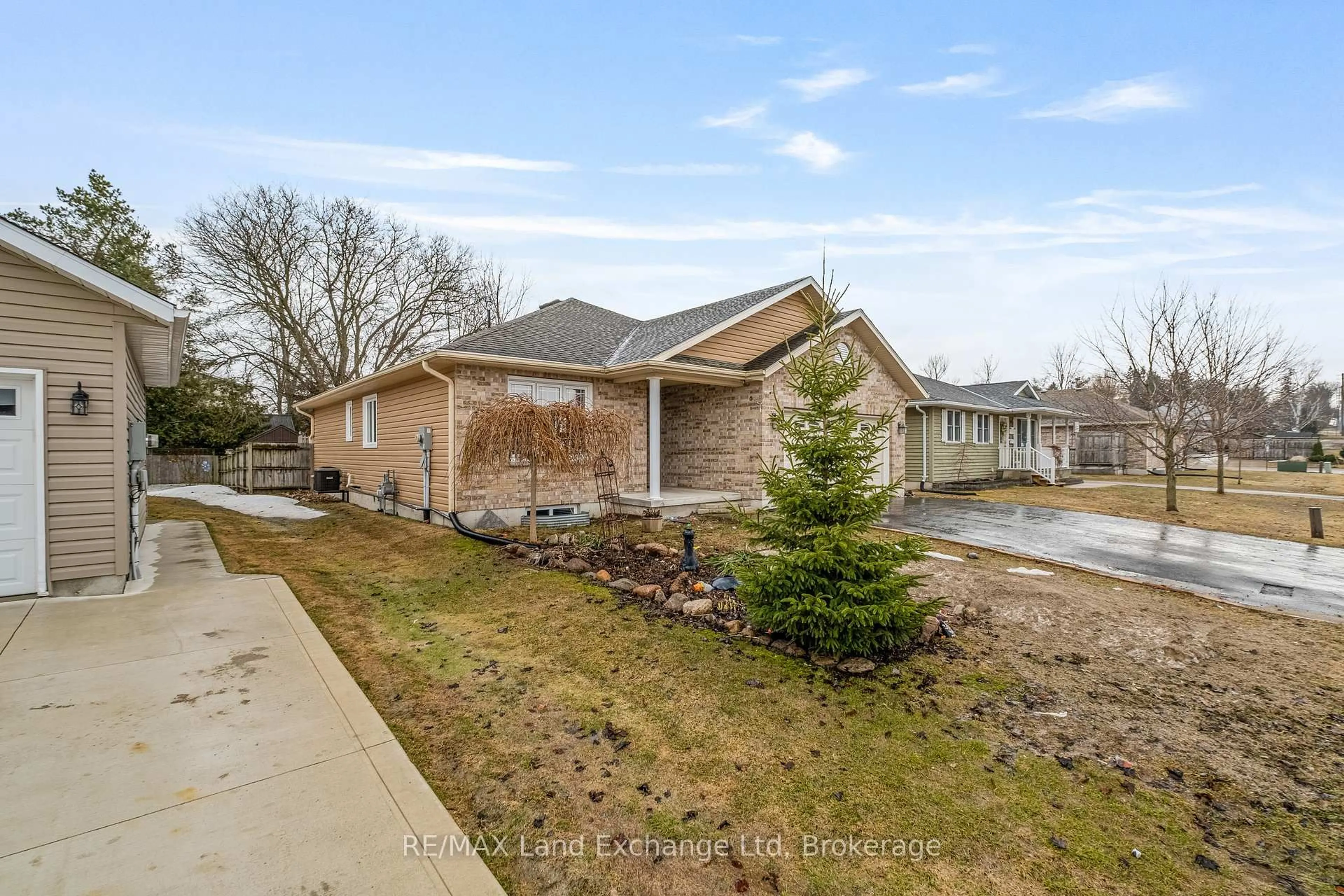 A pic from outside/outdoor area/front of a property/back of a property/a pic from drone, street for 401 Carling Terr, North Huron Ontario N0G 2W0