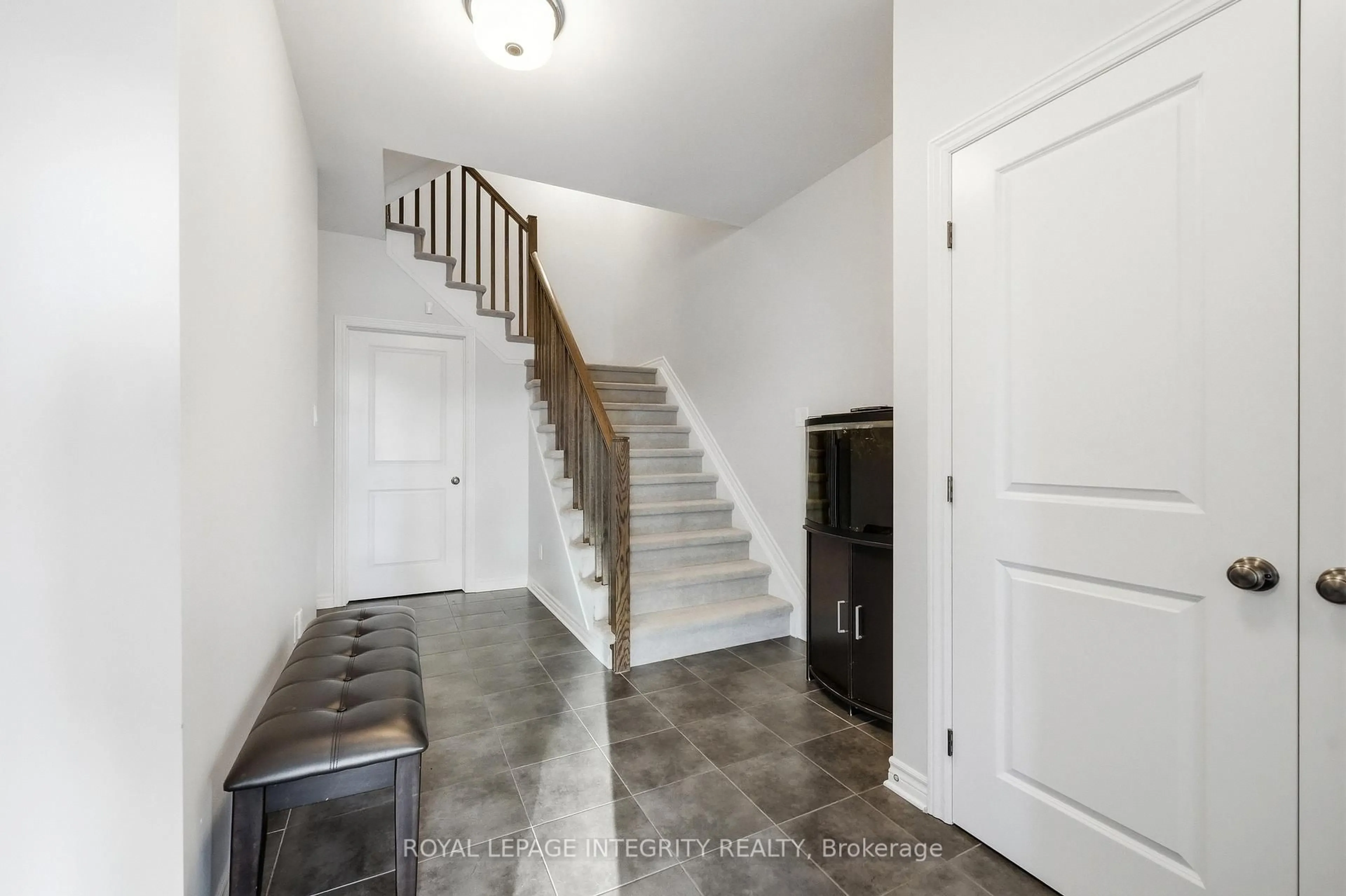 Indoor entryway for 520 Stadacone Row, Ottawa Ontario K4A 1J8