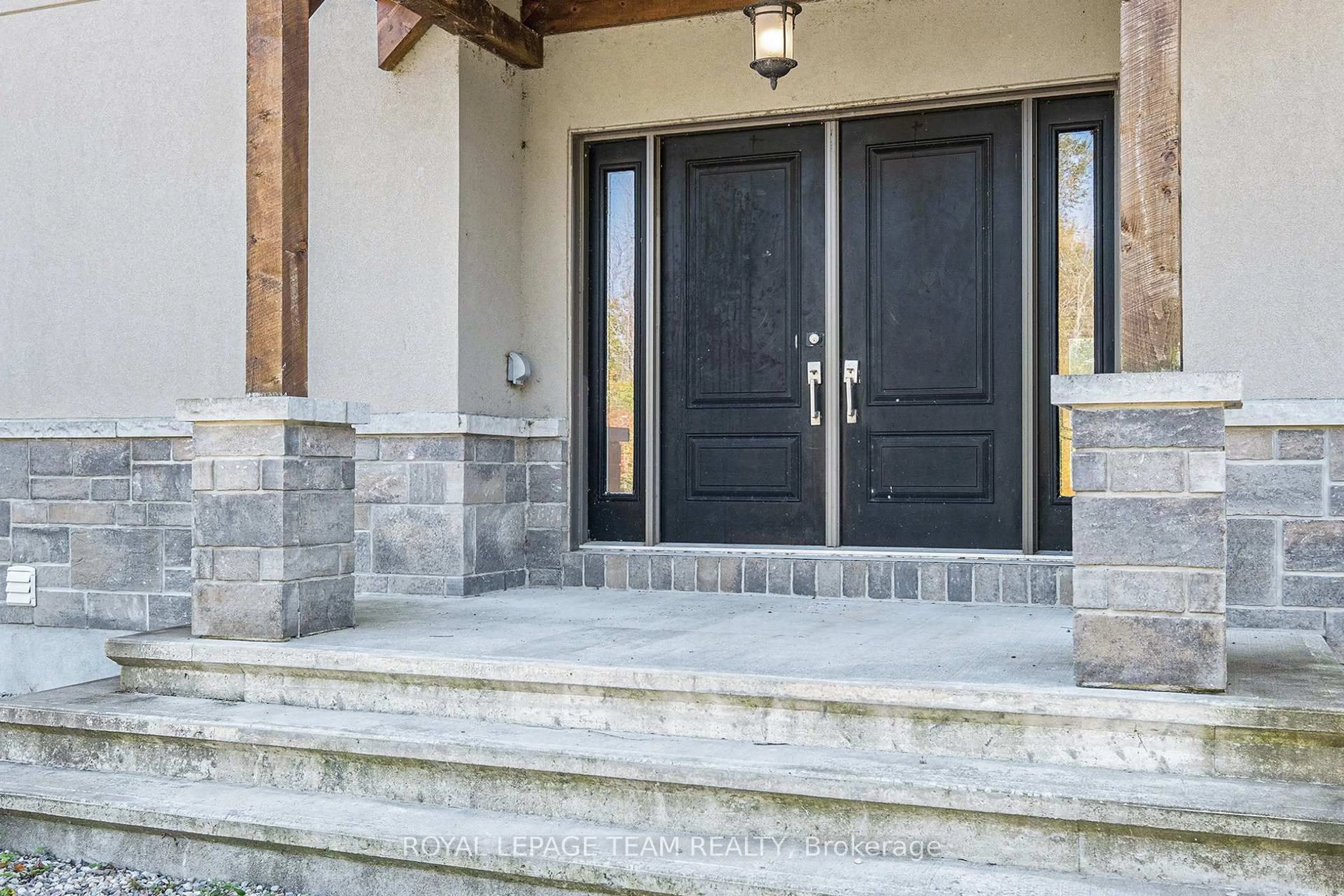 Indoor entryway for 896 Corktown Rd, Merrickville-Wolford Ontario K0G 1N0