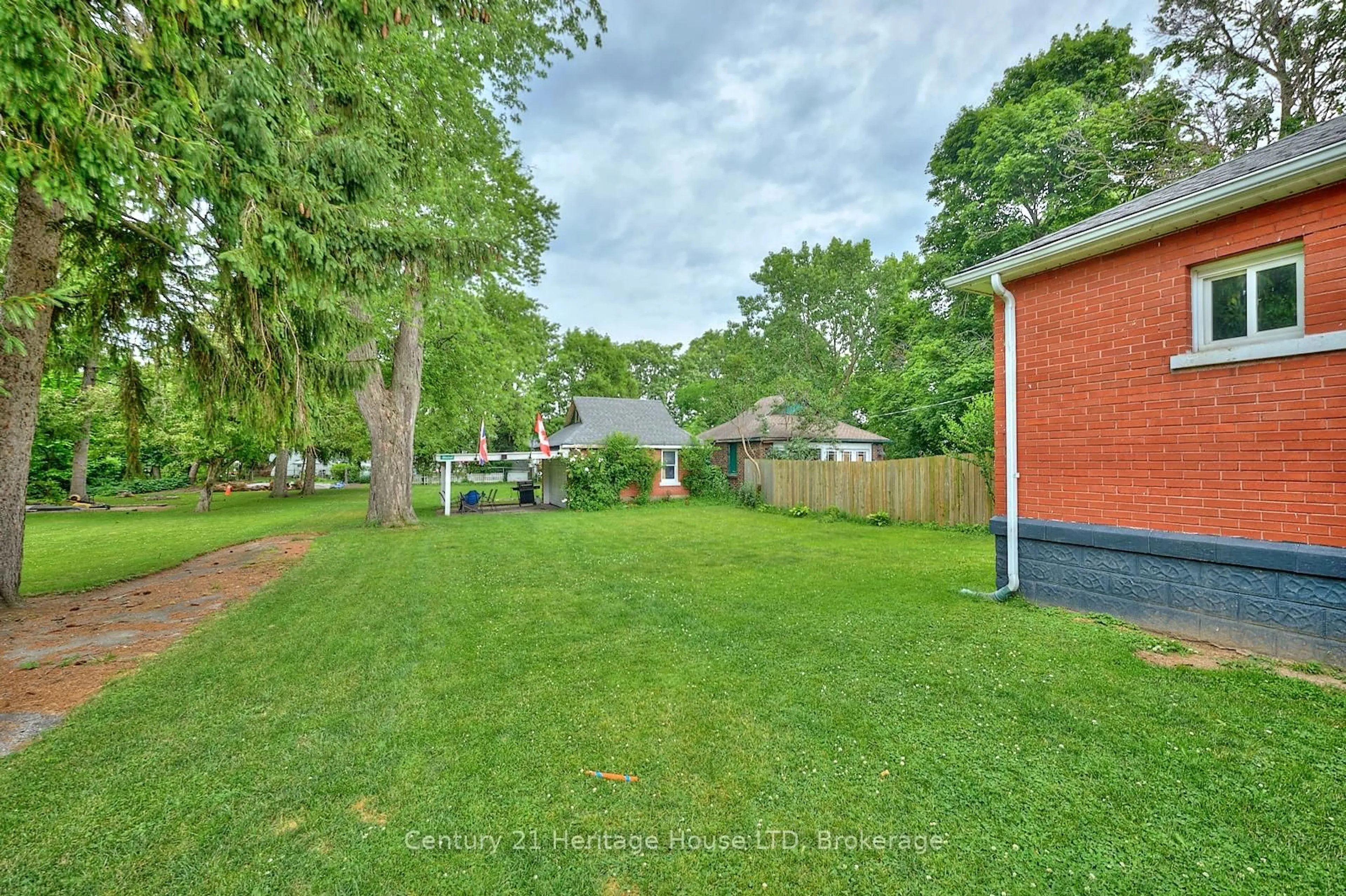 A pic from outside/outdoor area/front of a property/back of a property/a pic from drone, unknown for 218 Phipps St, Fort Erie Ontario L2A 2V5