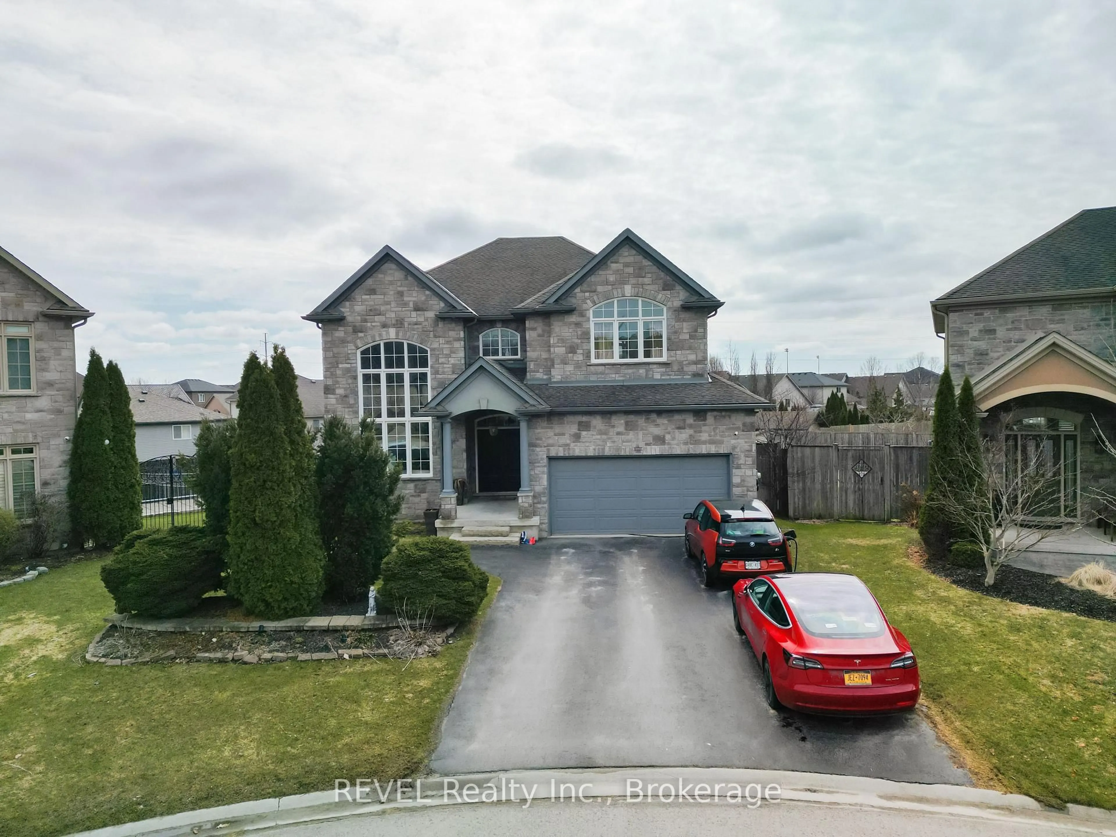 A pic from outside/outdoor area/front of a property/back of a property/a pic from drone, street for 6600 Richard Cres, Niagara Falls Ontario L2H 0A9