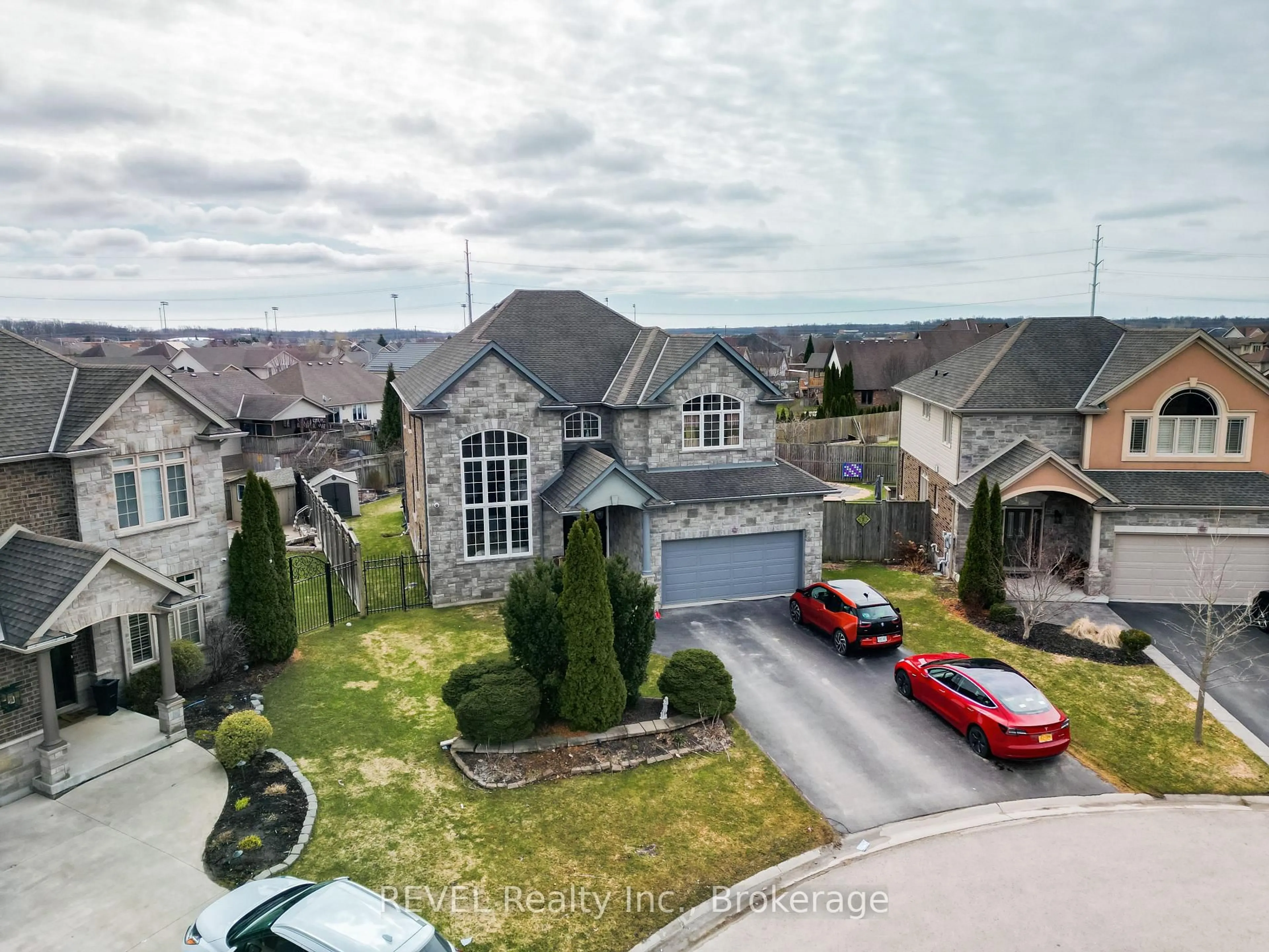 A pic from outside/outdoor area/front of a property/back of a property/a pic from drone, street for 6600 Richard Cres, Niagara Falls Ontario L2H 0A9