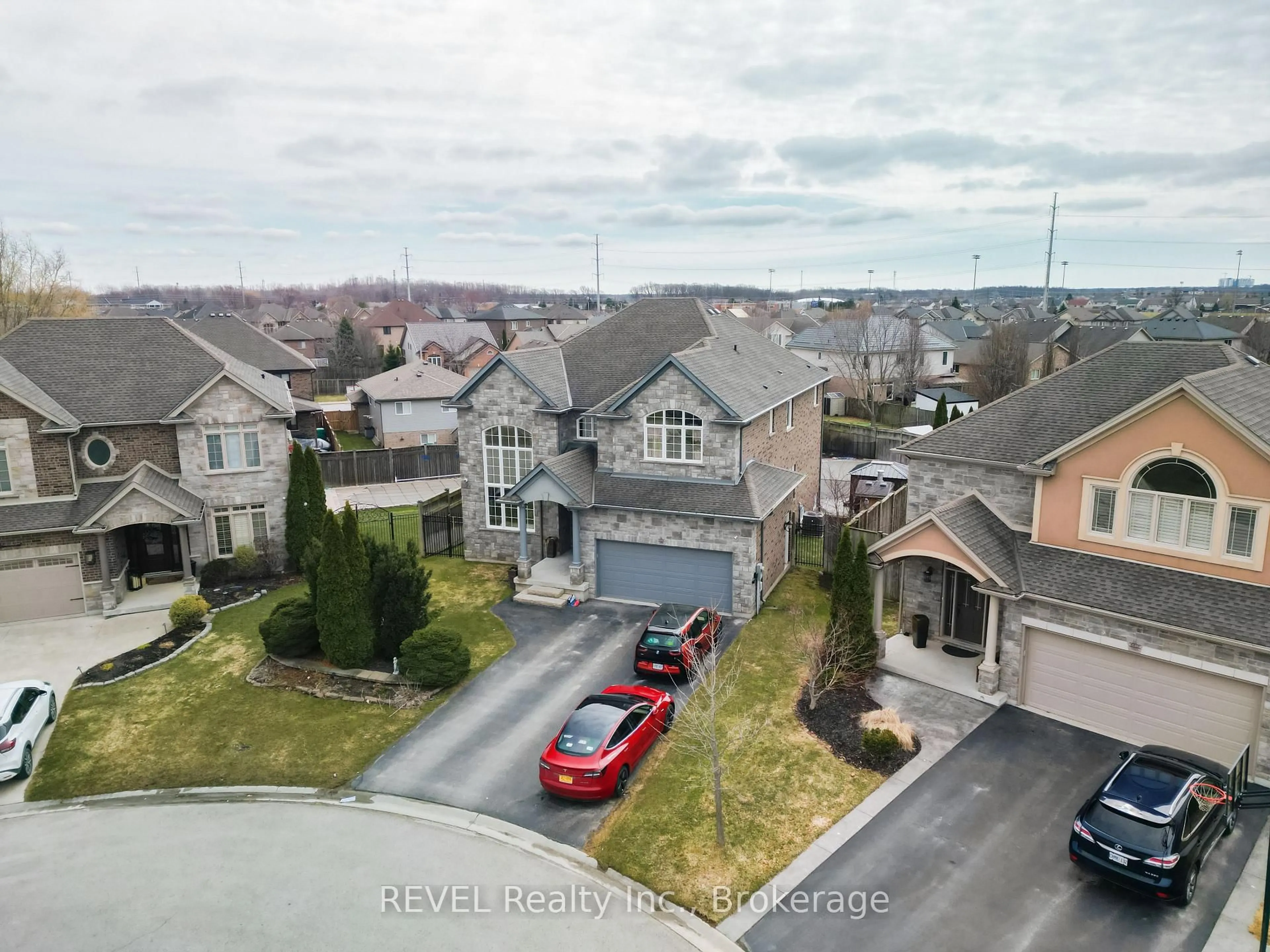 A pic from outside/outdoor area/front of a property/back of a property/a pic from drone, street for 6600 Richard Cres, Niagara Falls Ontario L2H 0A9