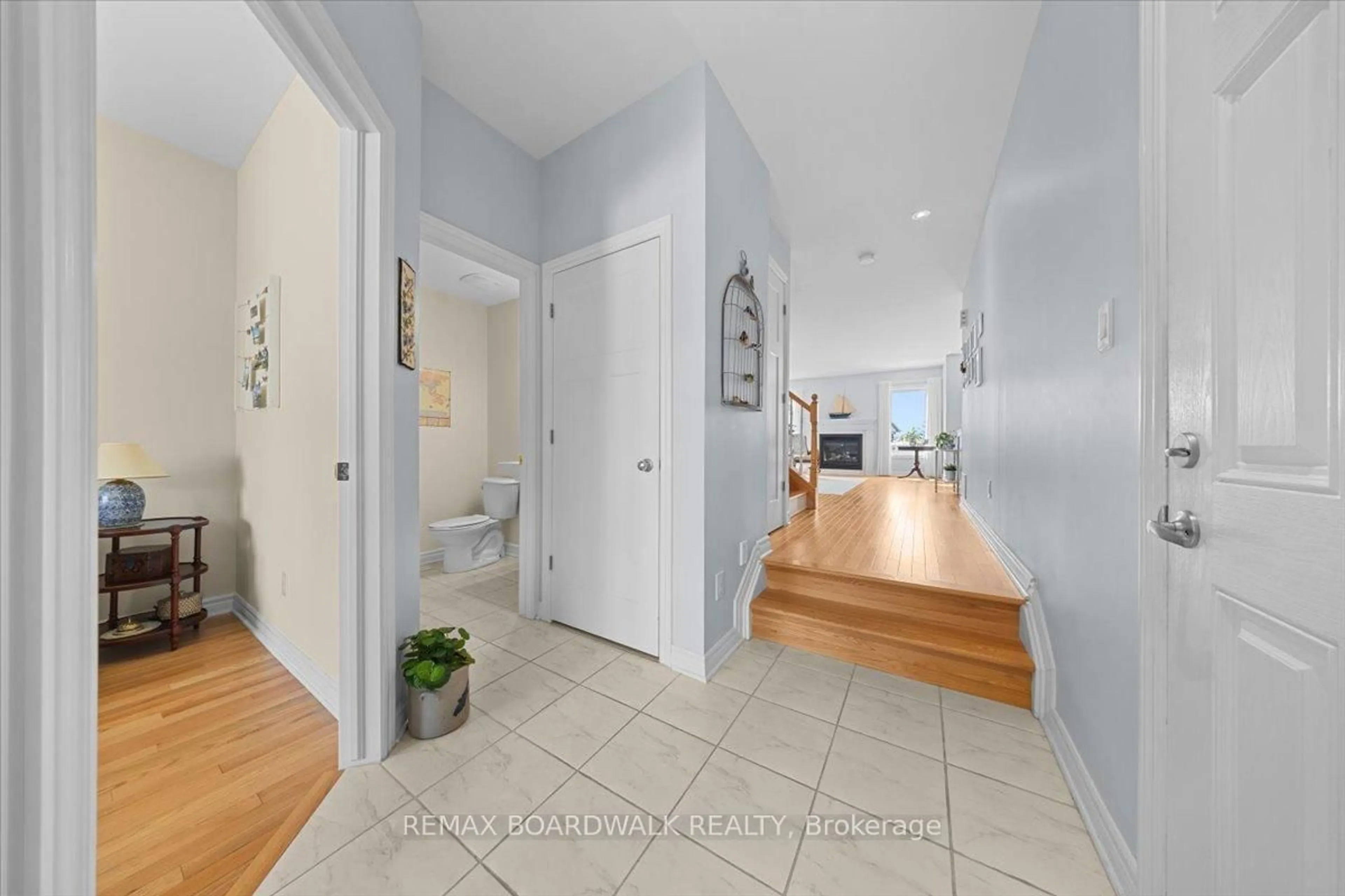 Indoor entryway for 617 Capuchon Way, Ottawa Ontario K4A 0W2