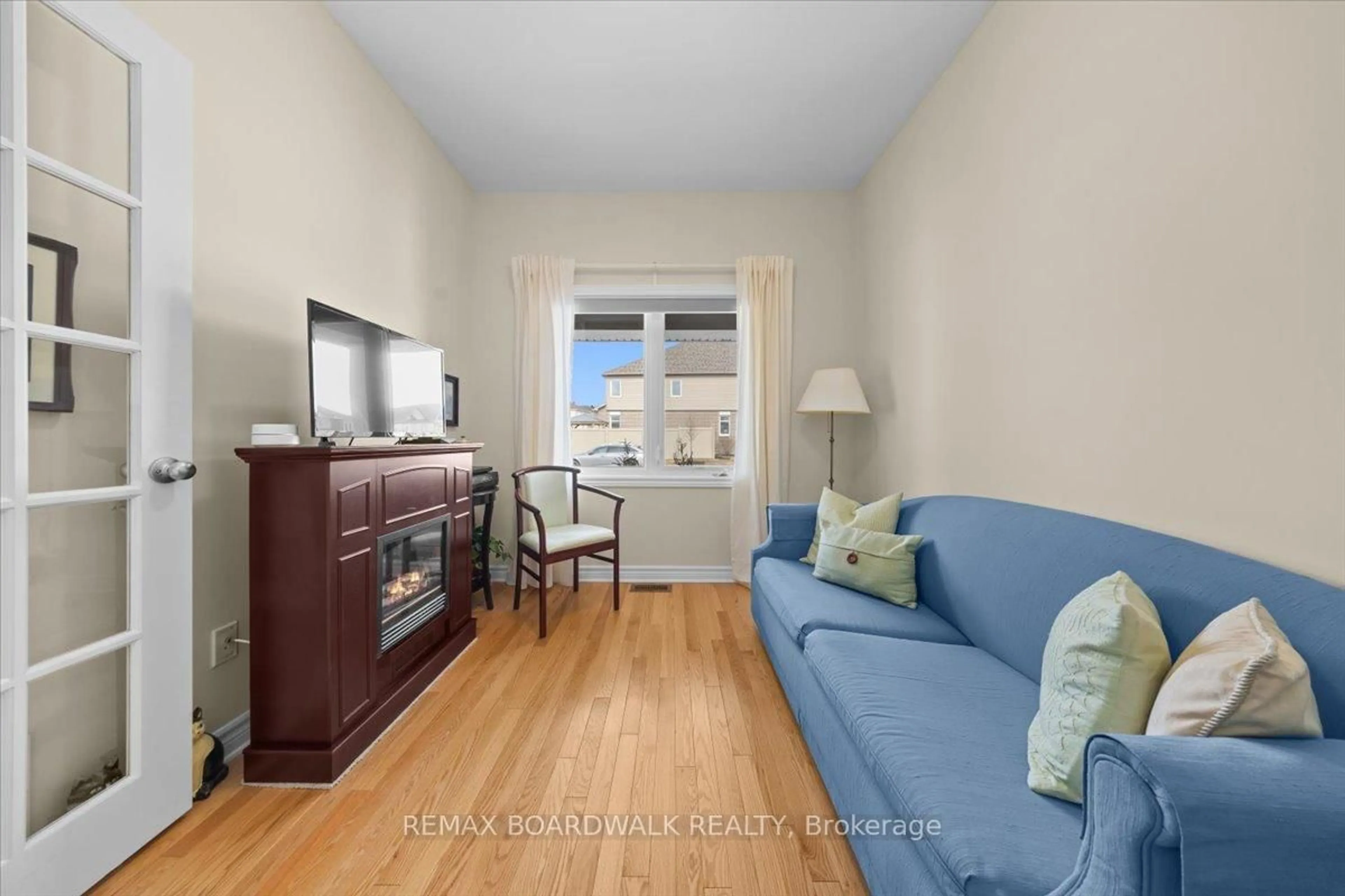 Living room with furniture, wood/laminate floor for 617 Capuchon Way, Ottawa Ontario K4A 0W2