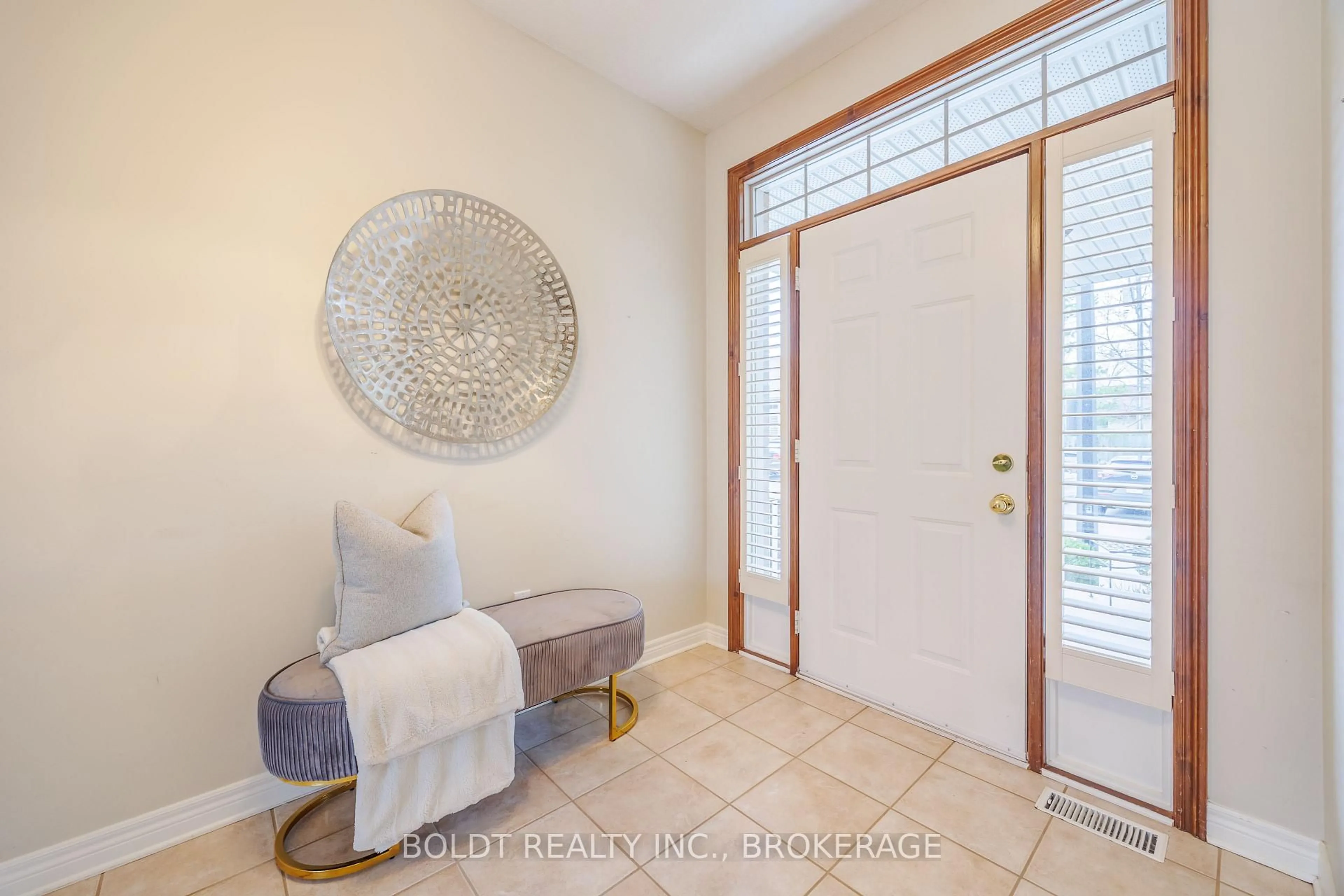 Indoor entryway for 139 Glendale Ave #6, St. Catharines Ontario L2T 2K2