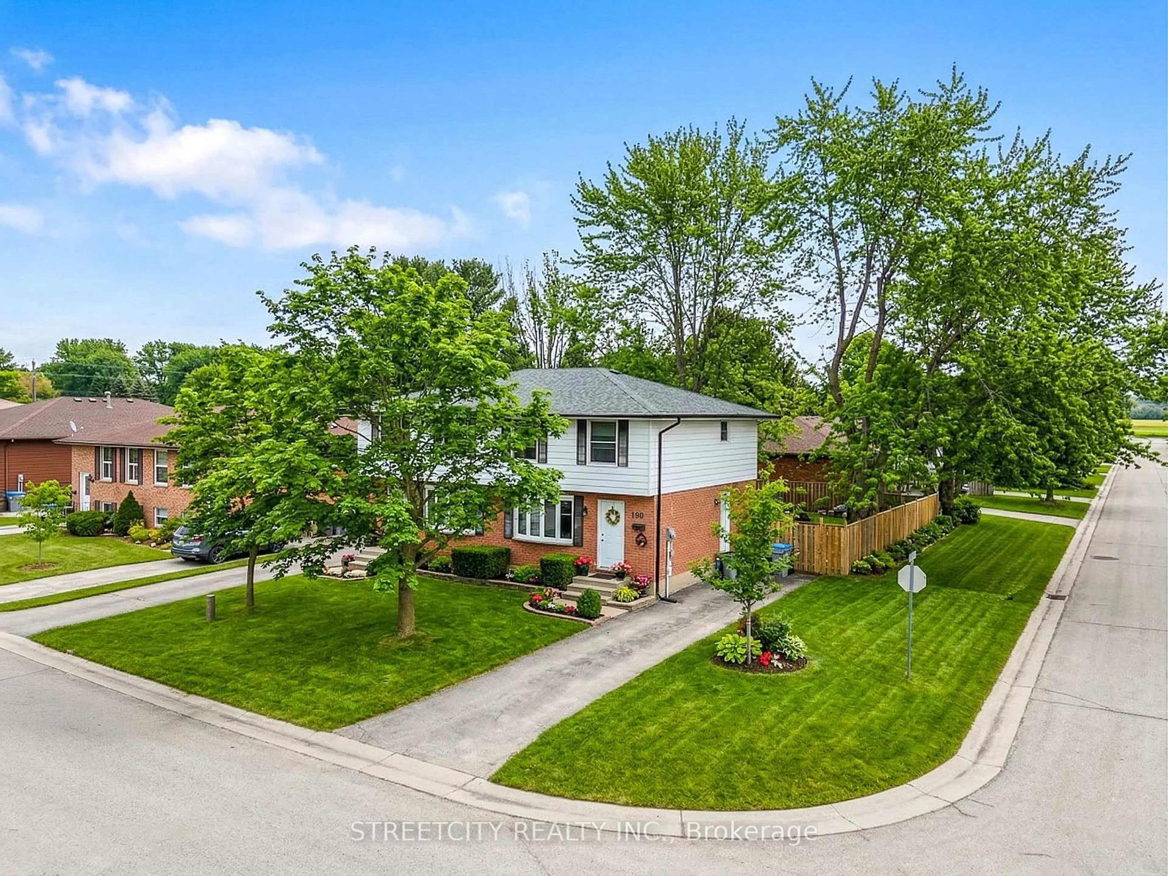 A pic from outside/outdoor area/front of a property/back of a property/a pic from drone, street for 190 Spence Dr, Strathroy-Caradoc Ontario N7G 3T5