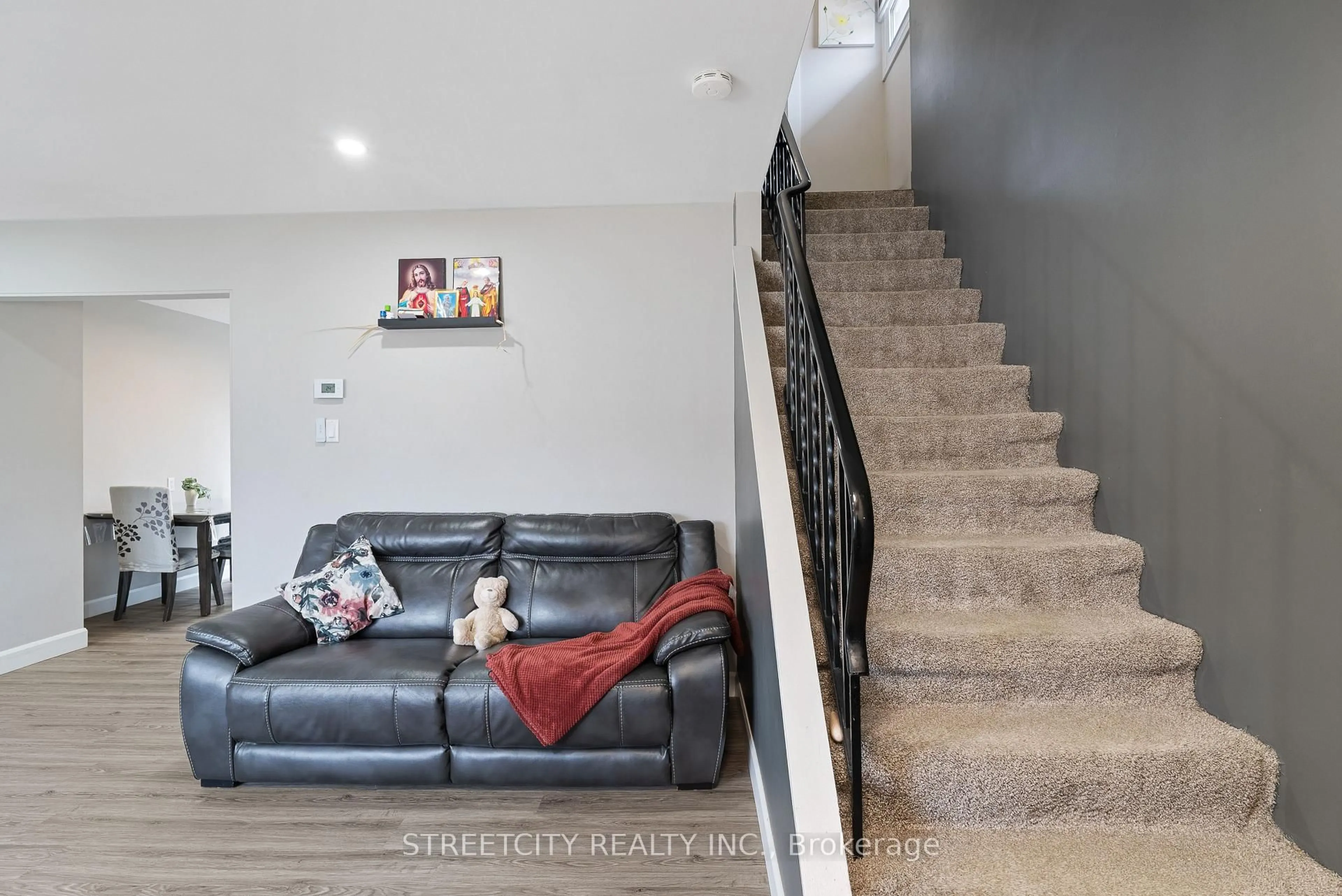 Stairs for 190 Spence Dr, Strathroy-Caradoc Ontario N7G 3T5