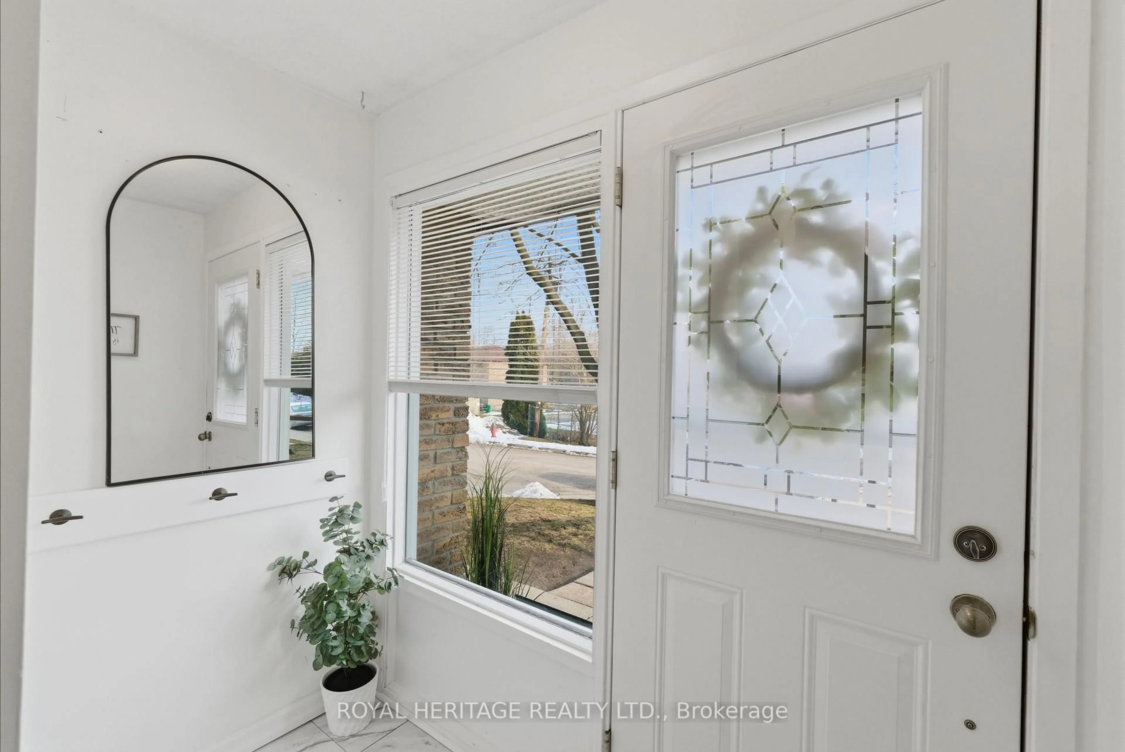 Indoor entryway for 740 CHAMBERLAIN St #9, Peterborough Ontario K9J 4M3