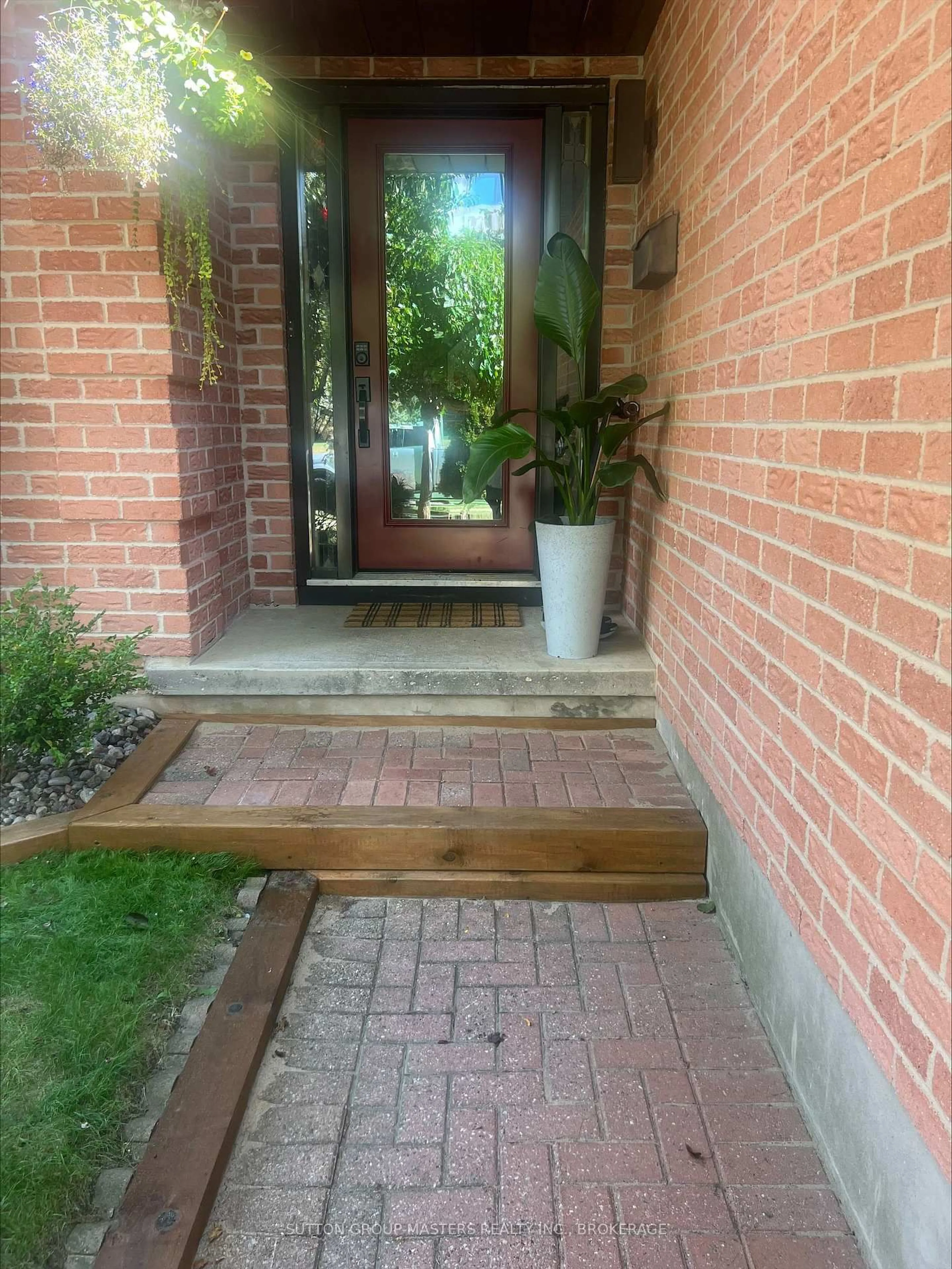 Indoor entryway for 1058 PEMBRIDGE Cres, Kingston Ontario K7P 1P3