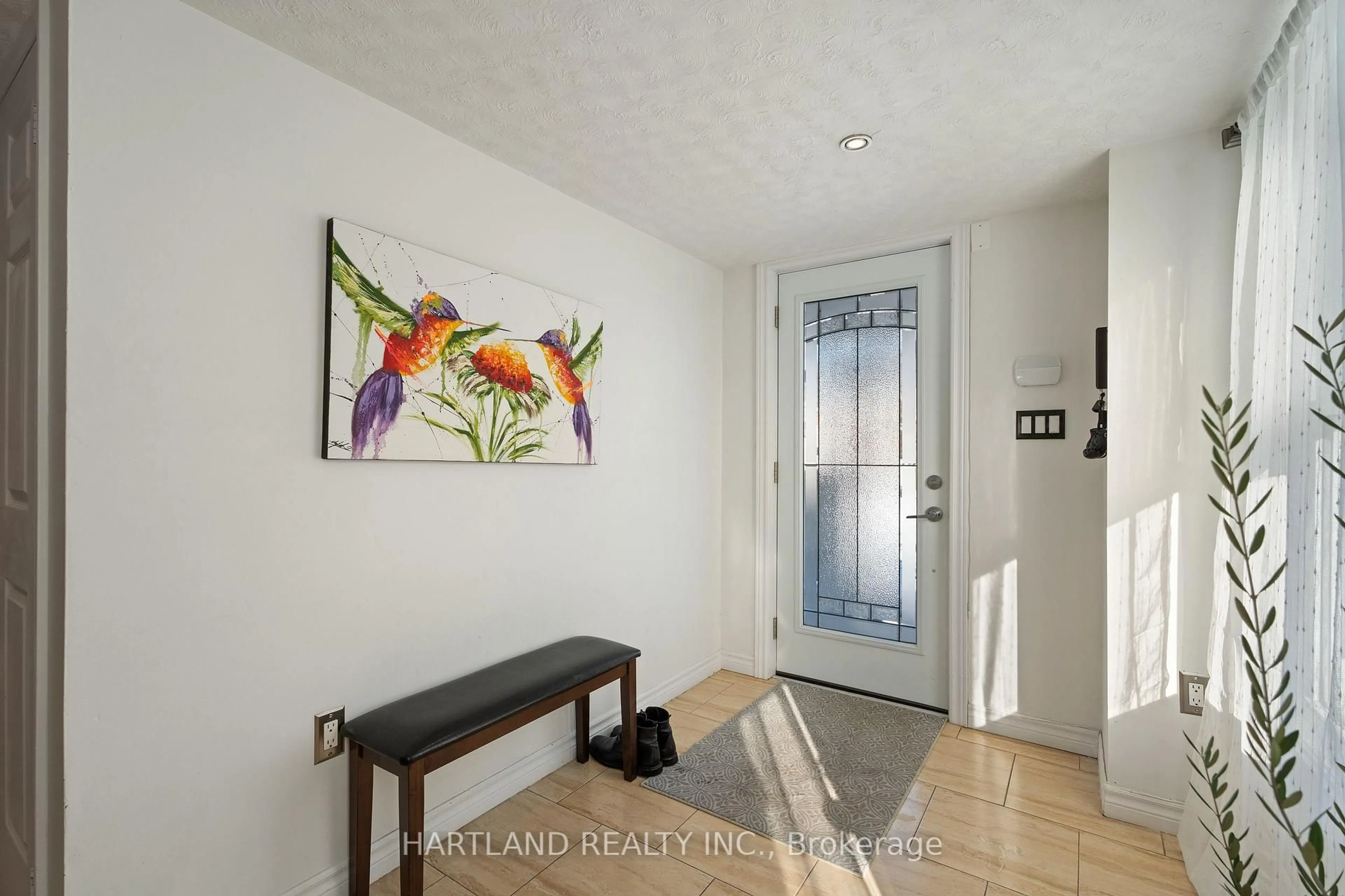 Indoor entryway for 6150 Church's Lane, Niagara Falls Ontario L2J 3Z7