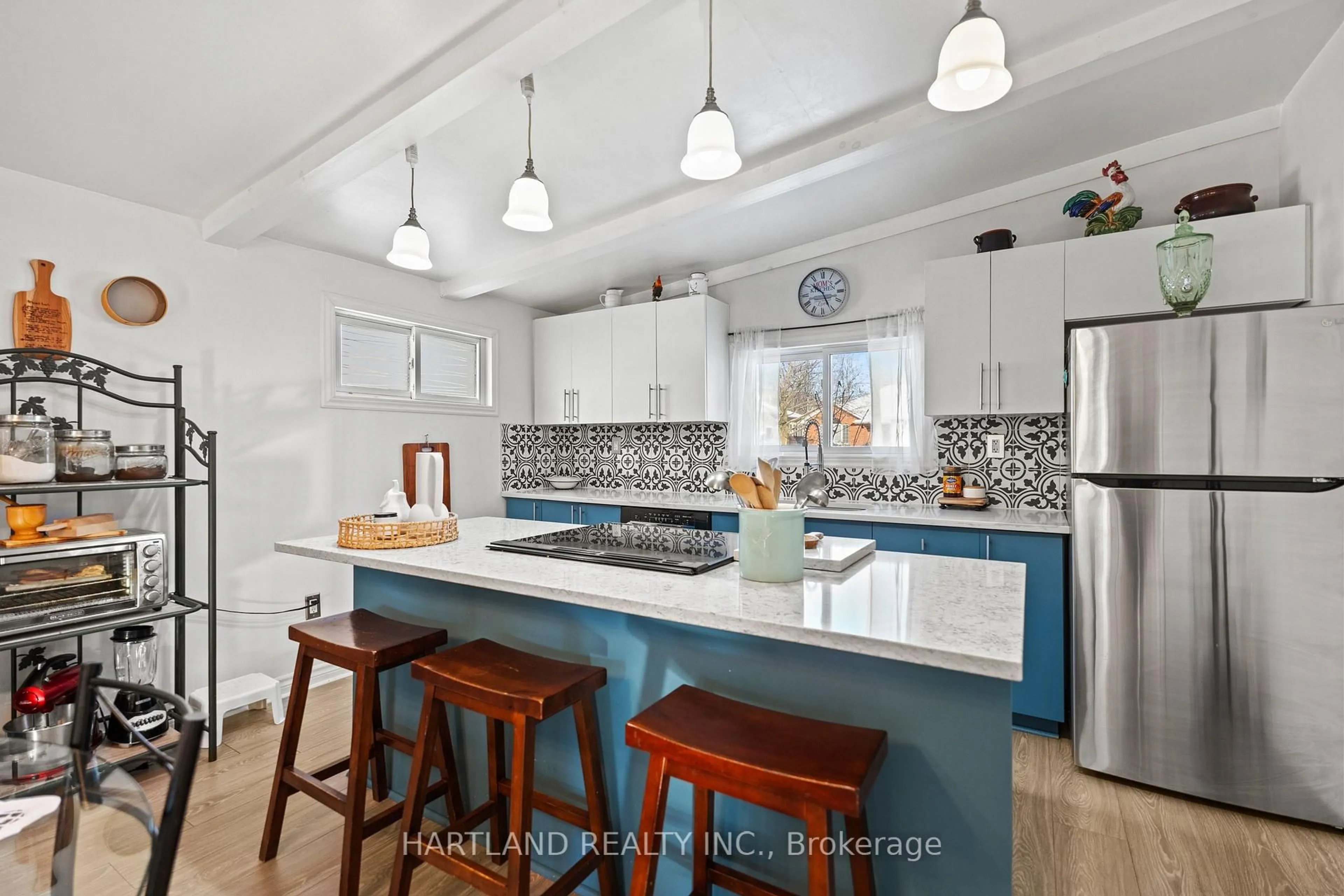 Open concept kitchen, ceramic/tile floor for 6150 Church's Lane, Niagara Falls Ontario L2J 3Z7