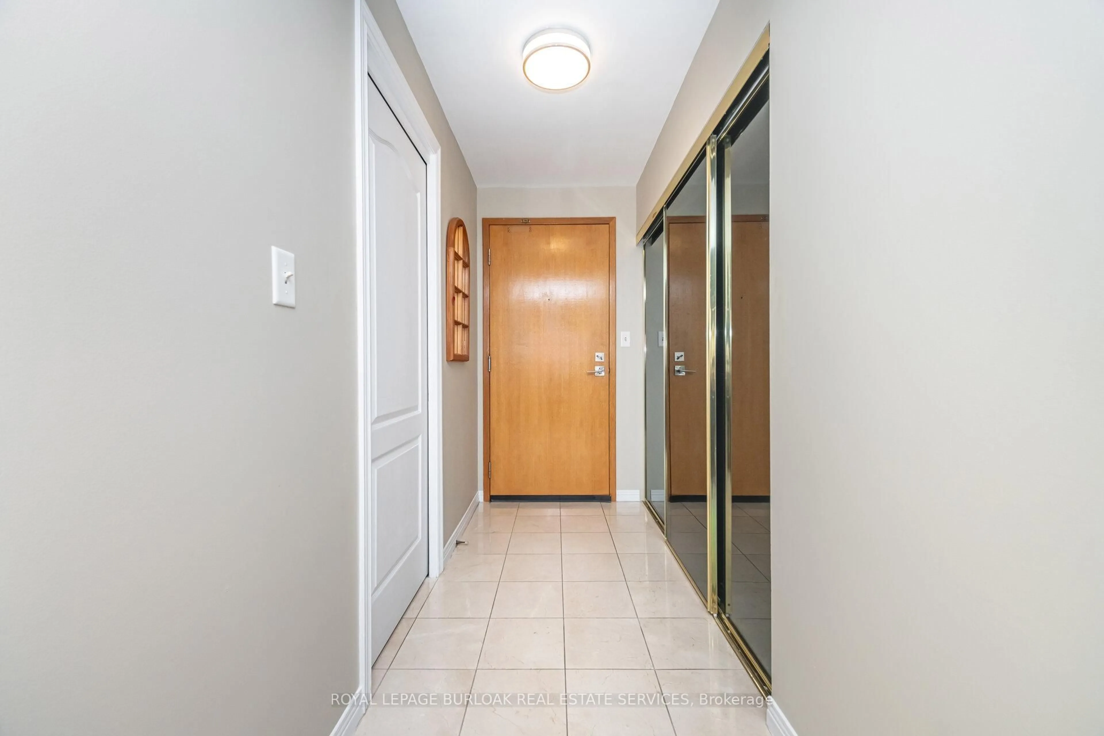 Indoor foyer for 190 Hespeler Rd #1602, Cambridge Ontario N1R 8B8