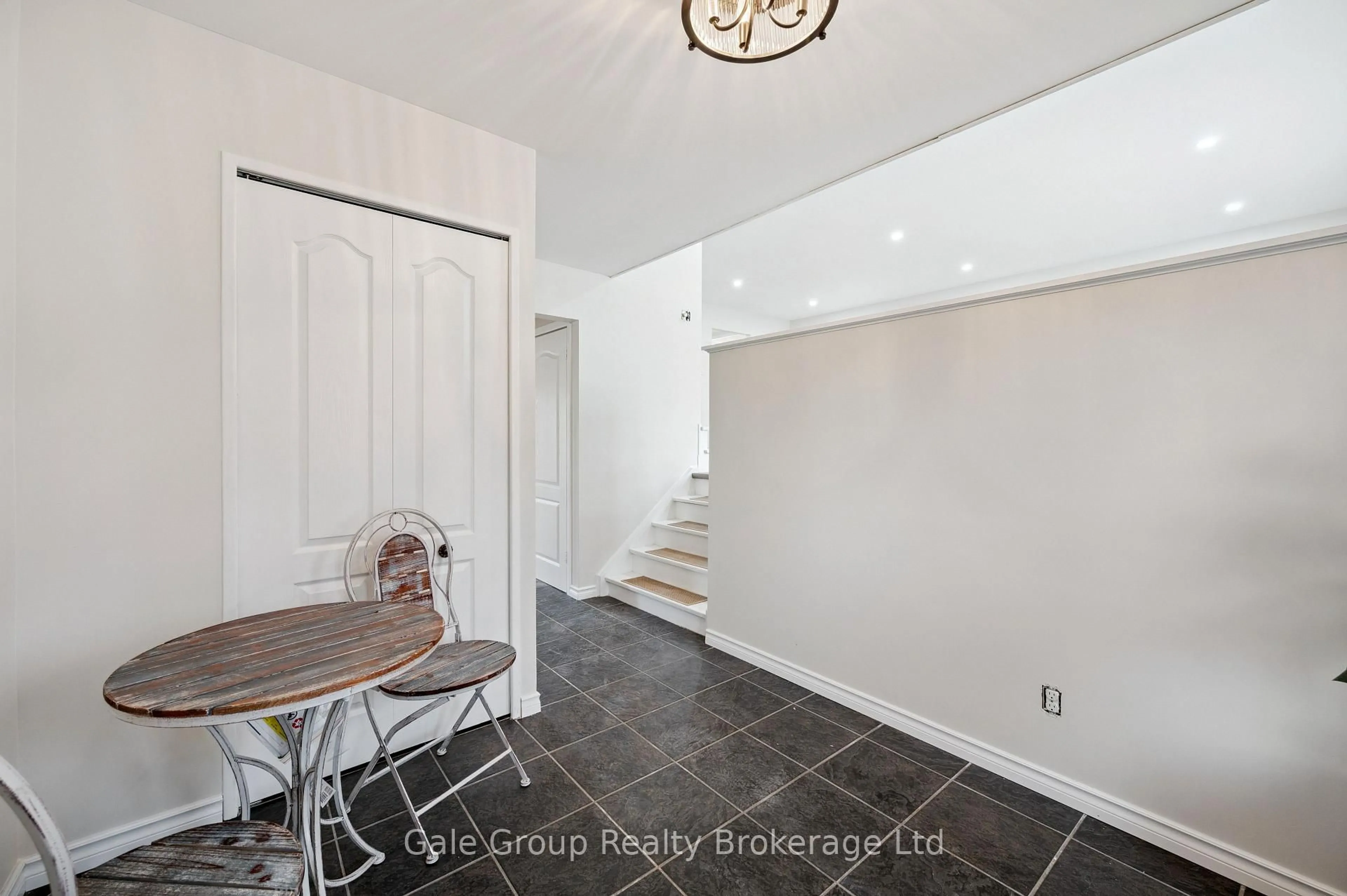 Indoor entryway for 165 Brookside Cres, Kitchener Ontario N2N 1G9