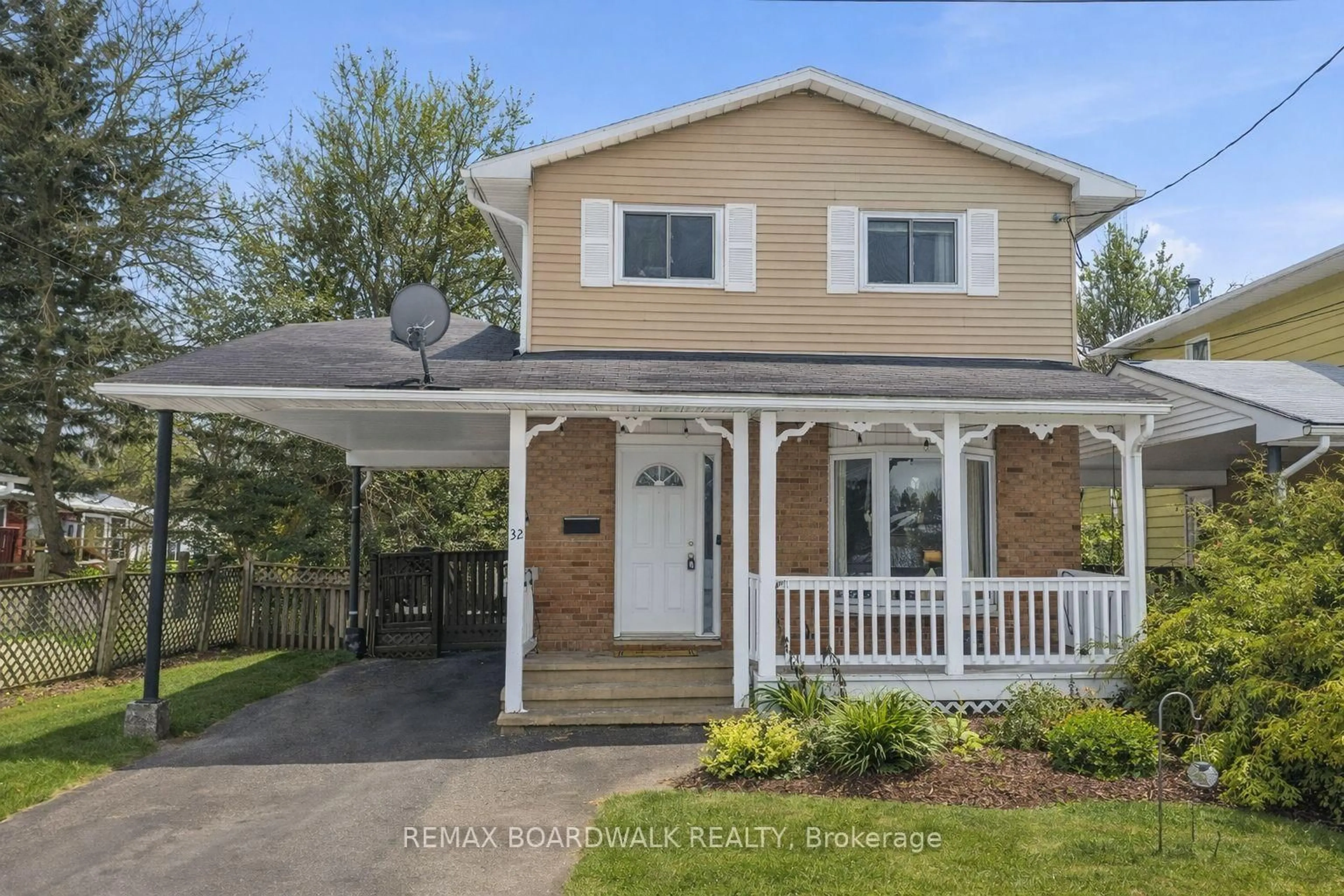 Home with vinyl exterior material, street for 32 Provost St, Perth Ontario K7H 3H1