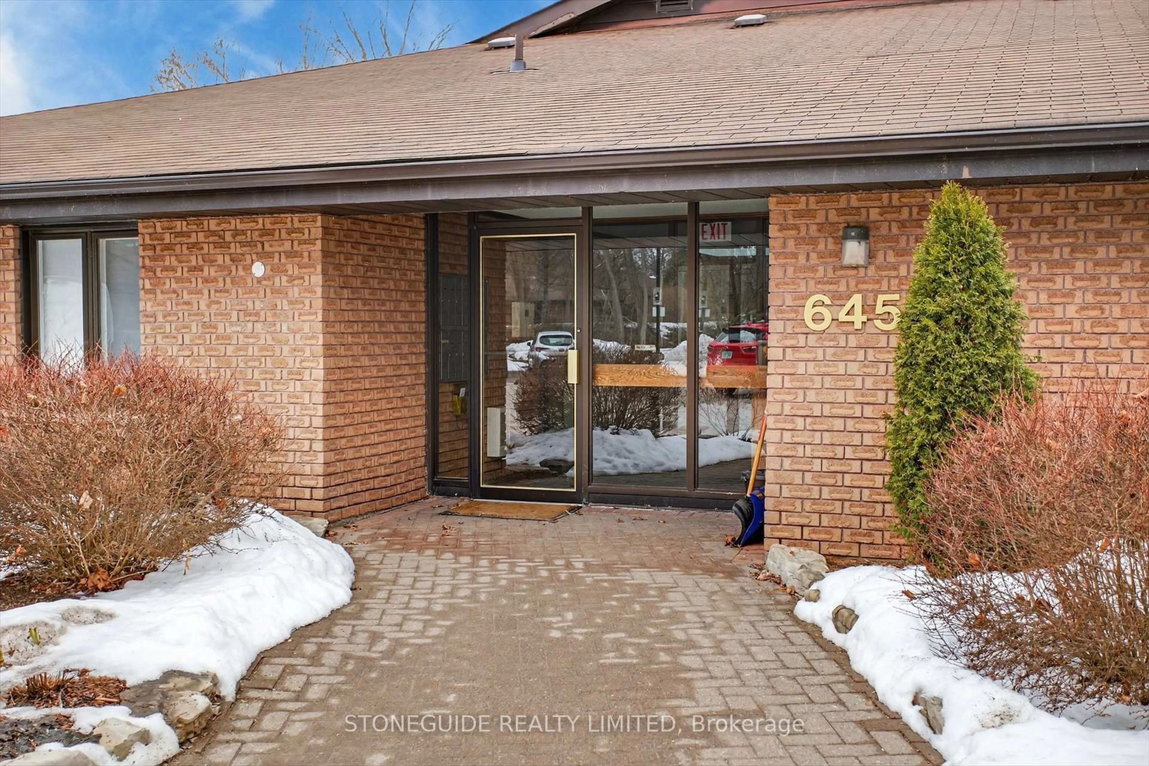 Indoor foyer for 645 Whitaker St #1, Peterborough Ontario K9H 7L5