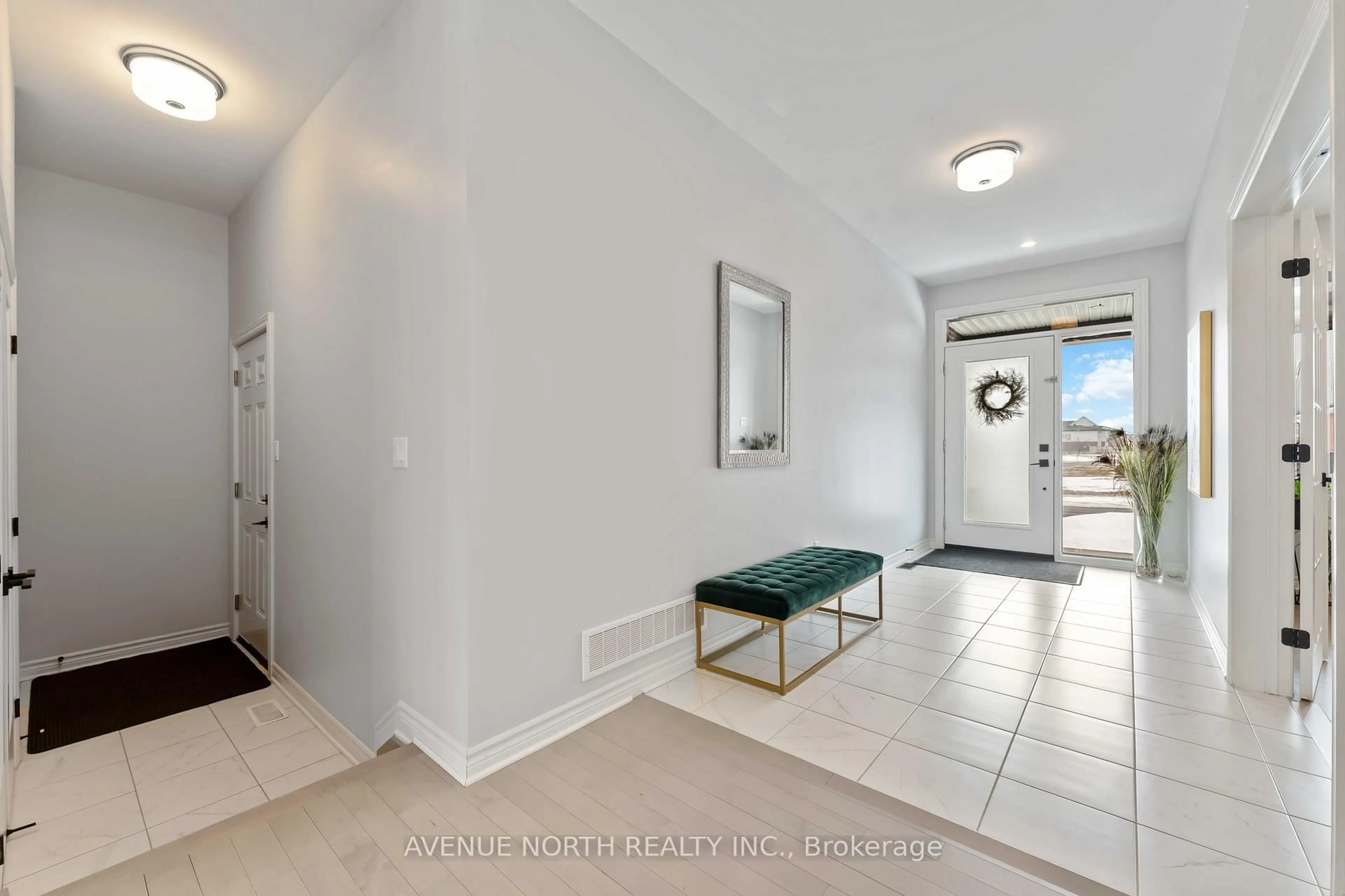 Indoor entryway for 711 Moonflower Cres, Ottawa Ontario K1T 0X8