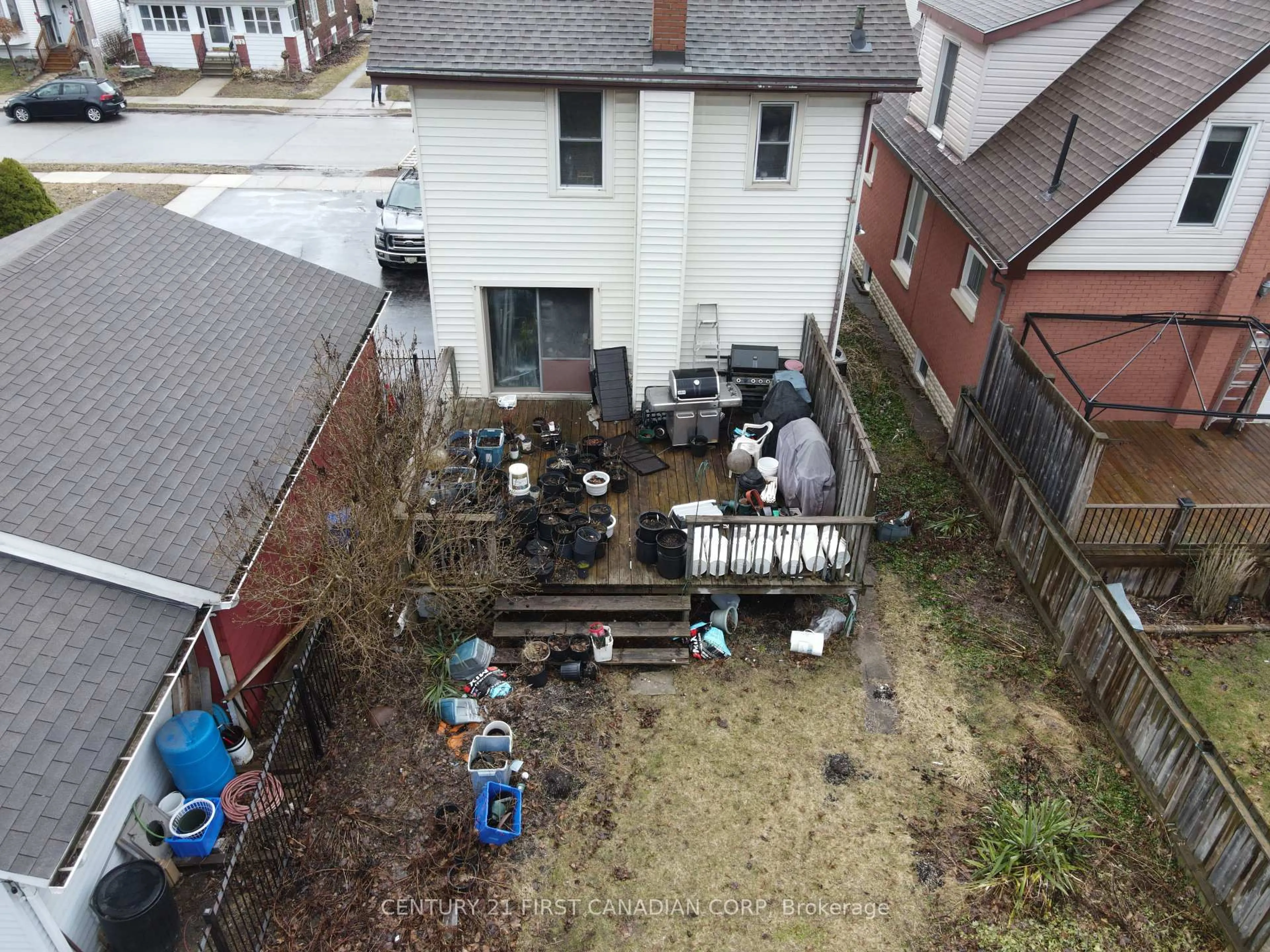 A pic from outside/outdoor area/front of a property/back of a property/a pic from drone, building for 35 Vauxhall St, London East Ontario N5Z 1B3