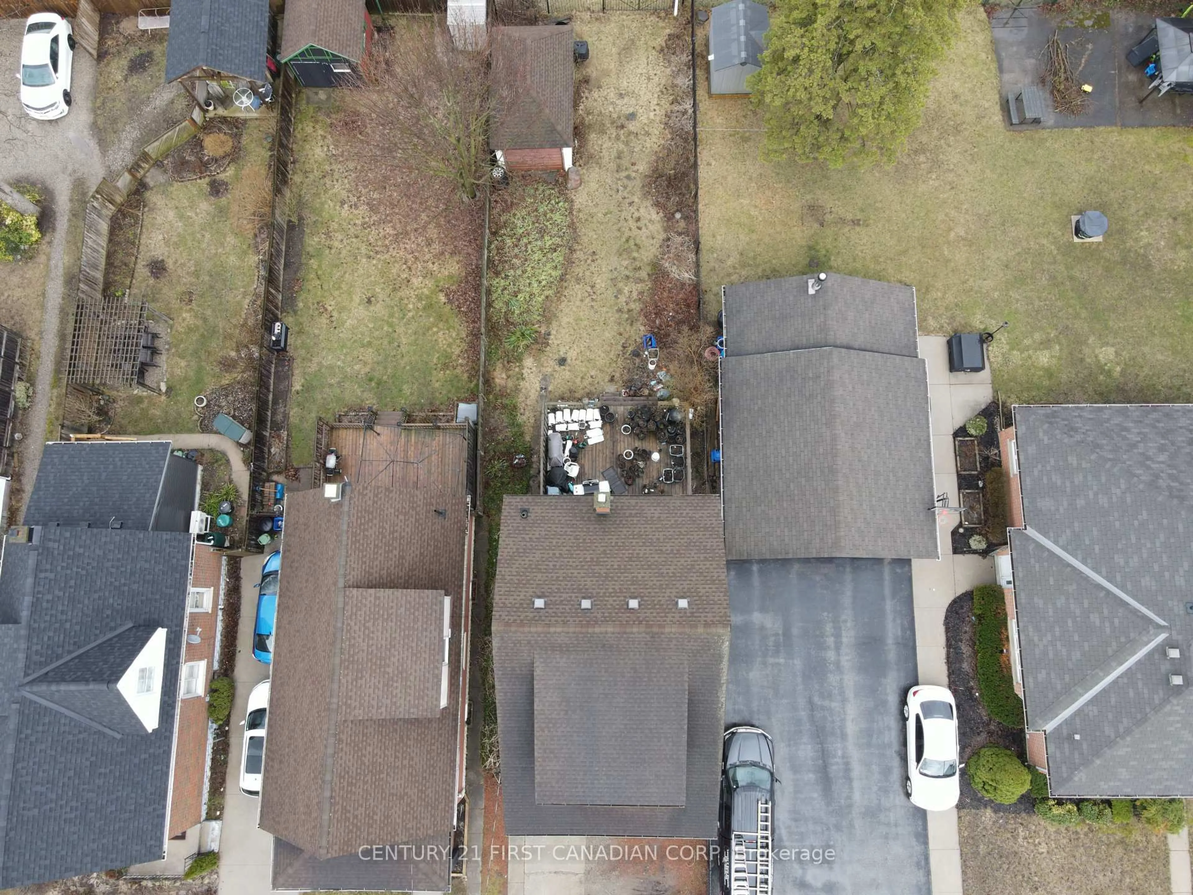 A pic from outside/outdoor area/front of a property/back of a property/a pic from drone, street for 35 Vauxhall St, London East Ontario N5Z 1B3