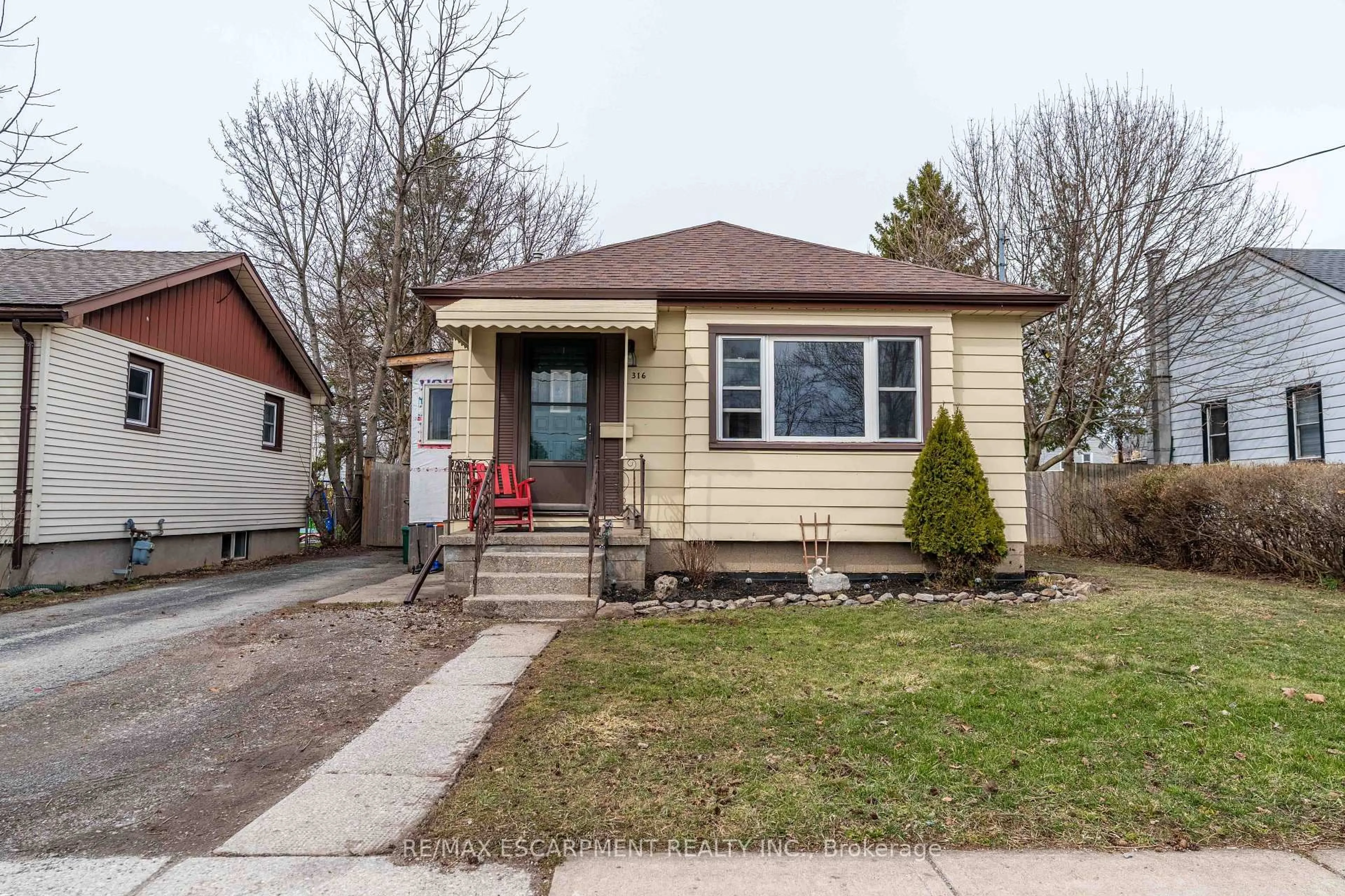 Home with vinyl exterior material, street for 316 Dufferin St, Fort Erie Ontario L2A 2T9