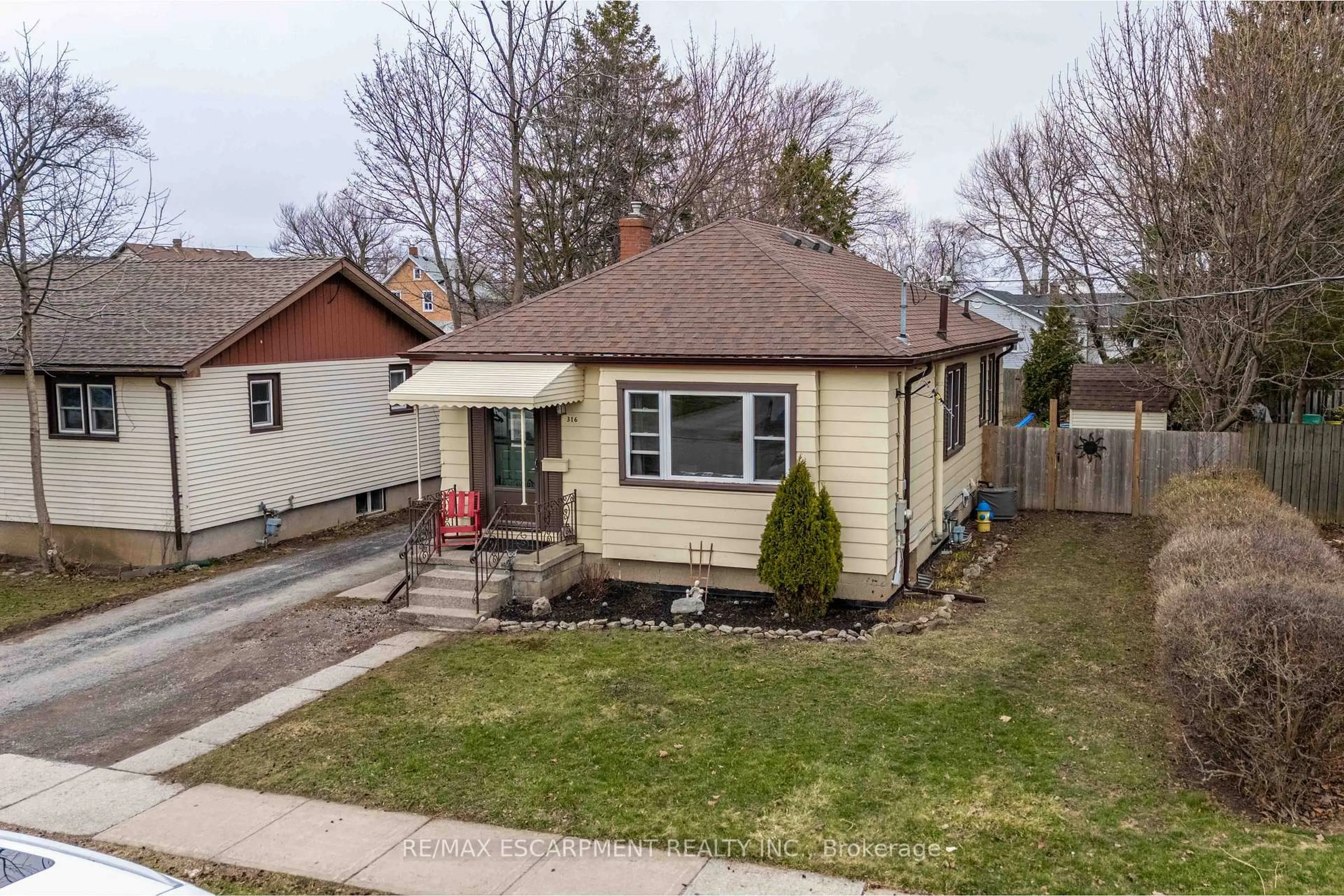 A pic from outside/outdoor area/front of a property/back of a property/a pic from drone, street for 316 Dufferin St, Fort Erie Ontario L2A 2T9